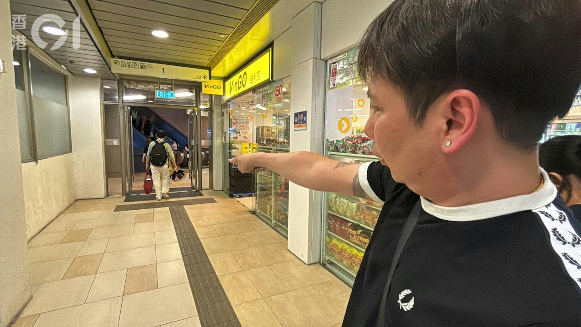 持刀男子於便利店對開被途人制服。(羅日昇攝)