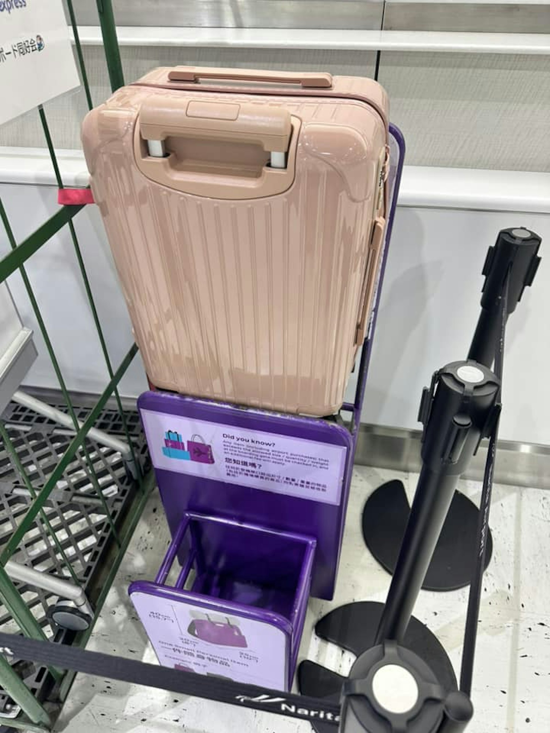 有網民行李箱放不入HK EXpress的量度架。(FB圖片) 有網民行李箱放不入HK EXpress的量度架。(FB圖片)