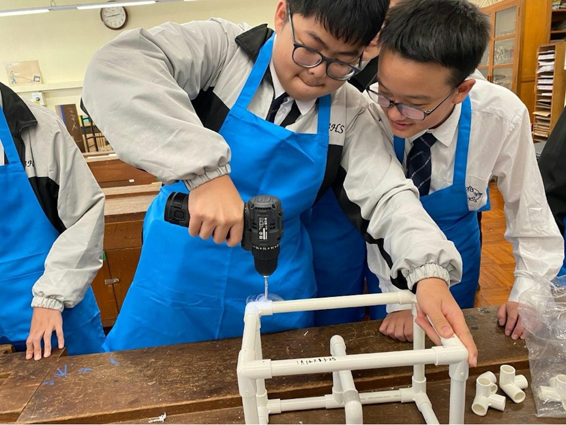 學生使用膠管來製作水底推進器骨架的原型,同時運用切割工具和不同形狀的膠管組合(伯特利中學提供) 學生使用膠管來製作水底推進器骨架的原型,同時運用切割工具和不同形狀的膠管組合(伯特利中學提供)