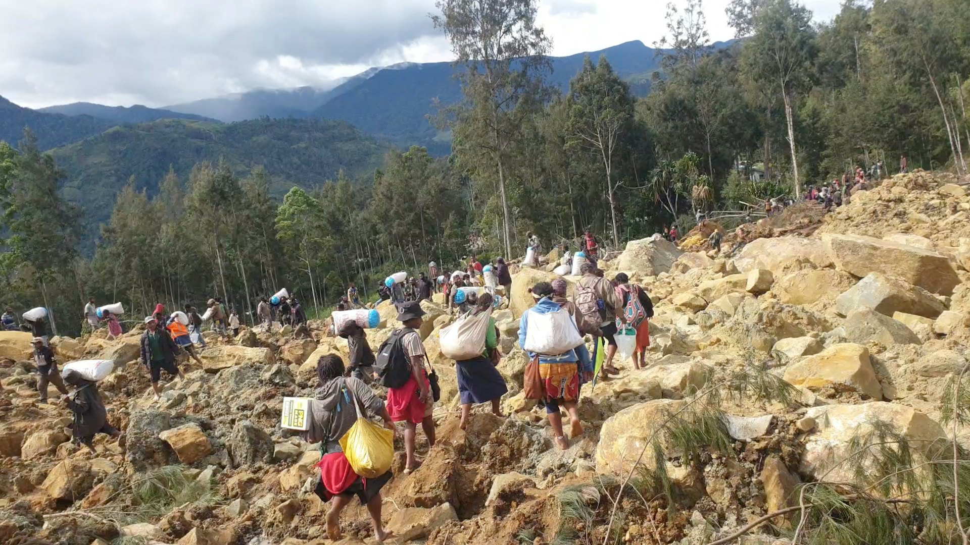 巴布亞新畿內亞山泥傾瀉 逾2000人被埋 巴布亞新畿內亞山泥傾瀉 逾2000人被埋