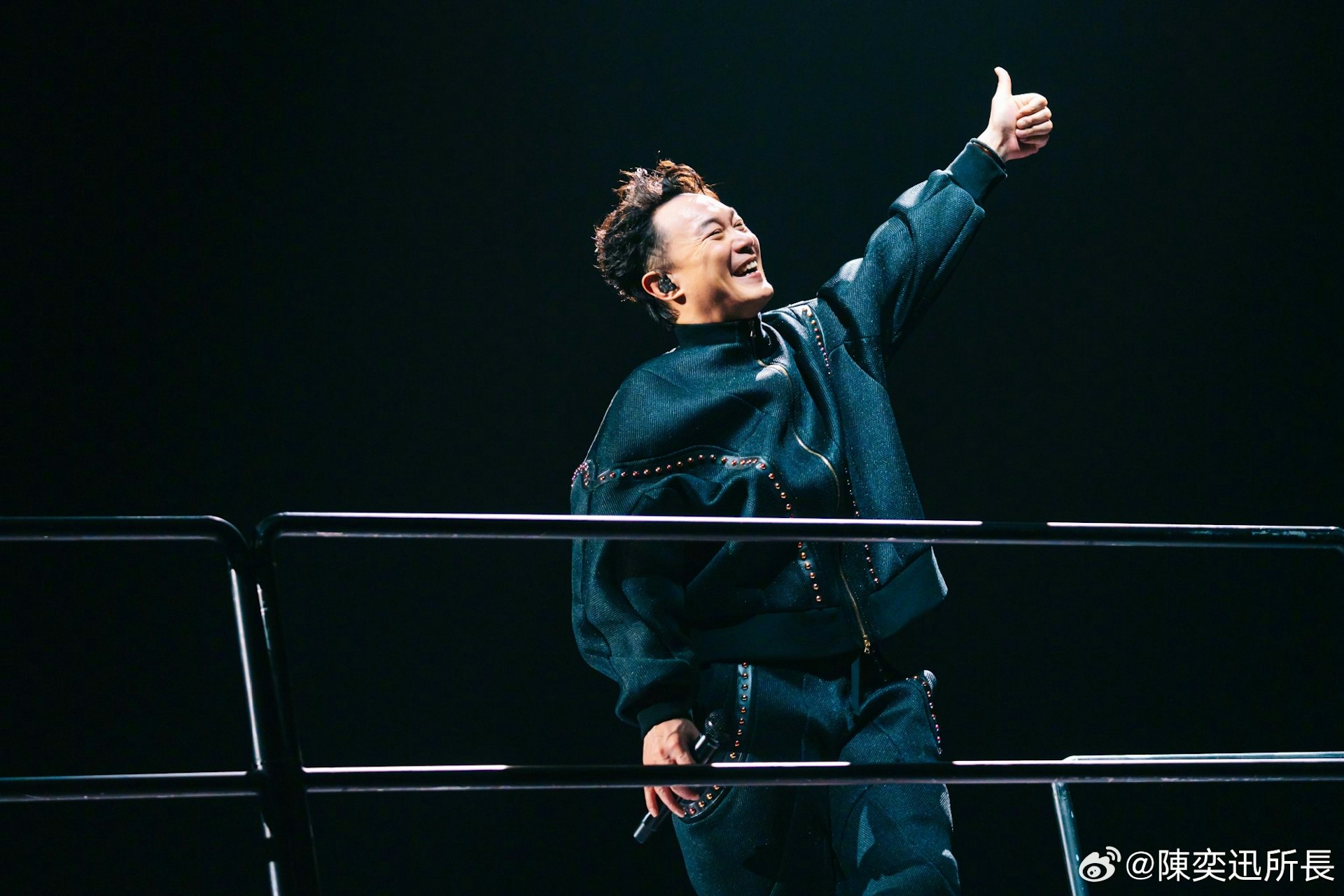 陳奕迅(Eason)原本忙着舉行「FEAR AND DREAMS EASON CHAN IN CONCERT」巡迴演唱會。(微博@陳奕迅所長) 陳奕迅(Eason)原本忙着舉行「FEAR AND DREAMS EASON CHAN IN CONCERT」巡迴演唱會。(微博@陳奕迅所長)