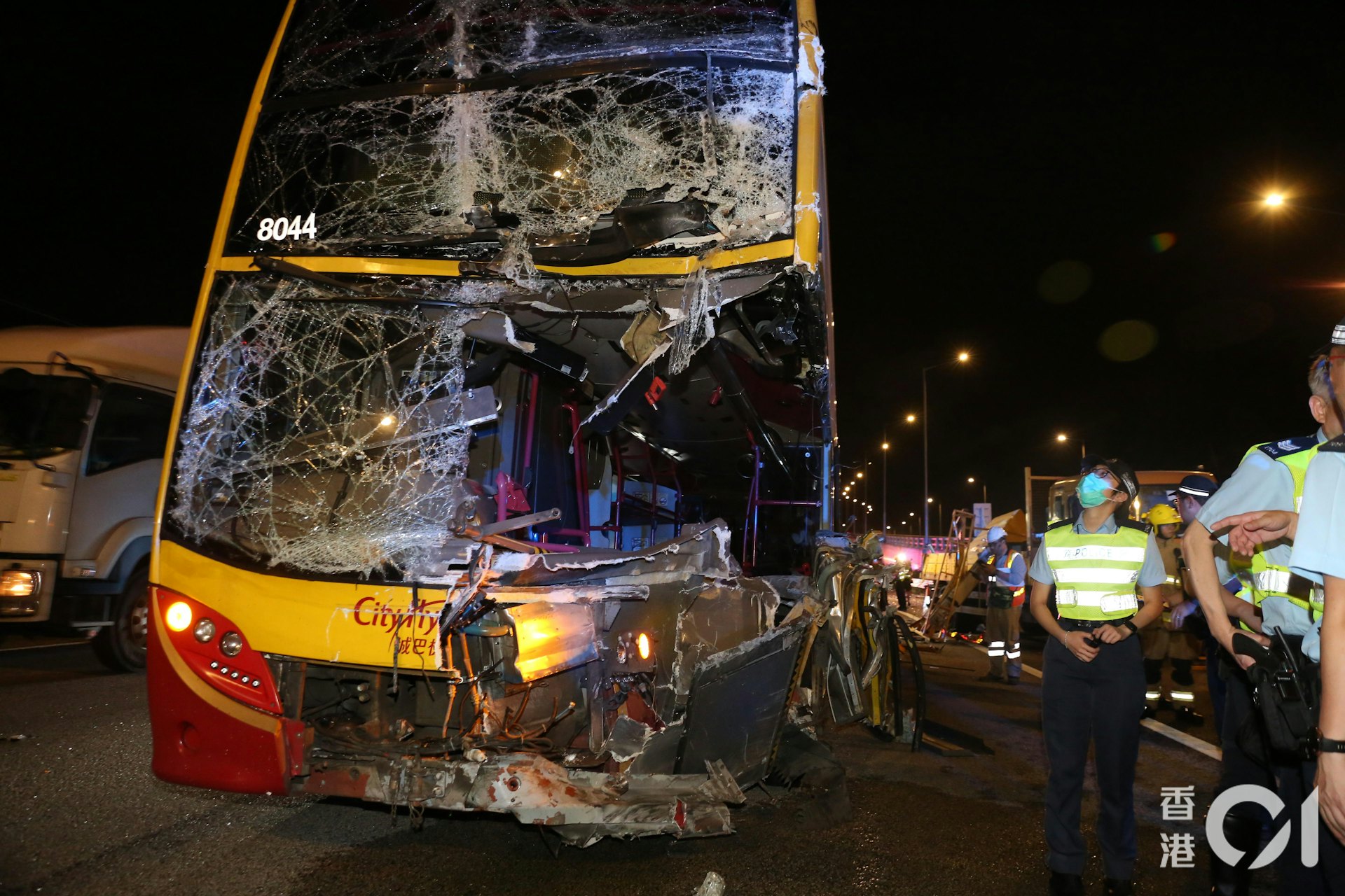 涉事機場巴士車頭嚴重損毀,尤其是左邊車頭位置,上下層擋風玻璃完全碎裂。(陳永武攝) 涉事機場巴士車頭嚴重損毀,尤其是左邊車頭位置,上下層擋風玻璃完全碎裂。(陳永武攝)