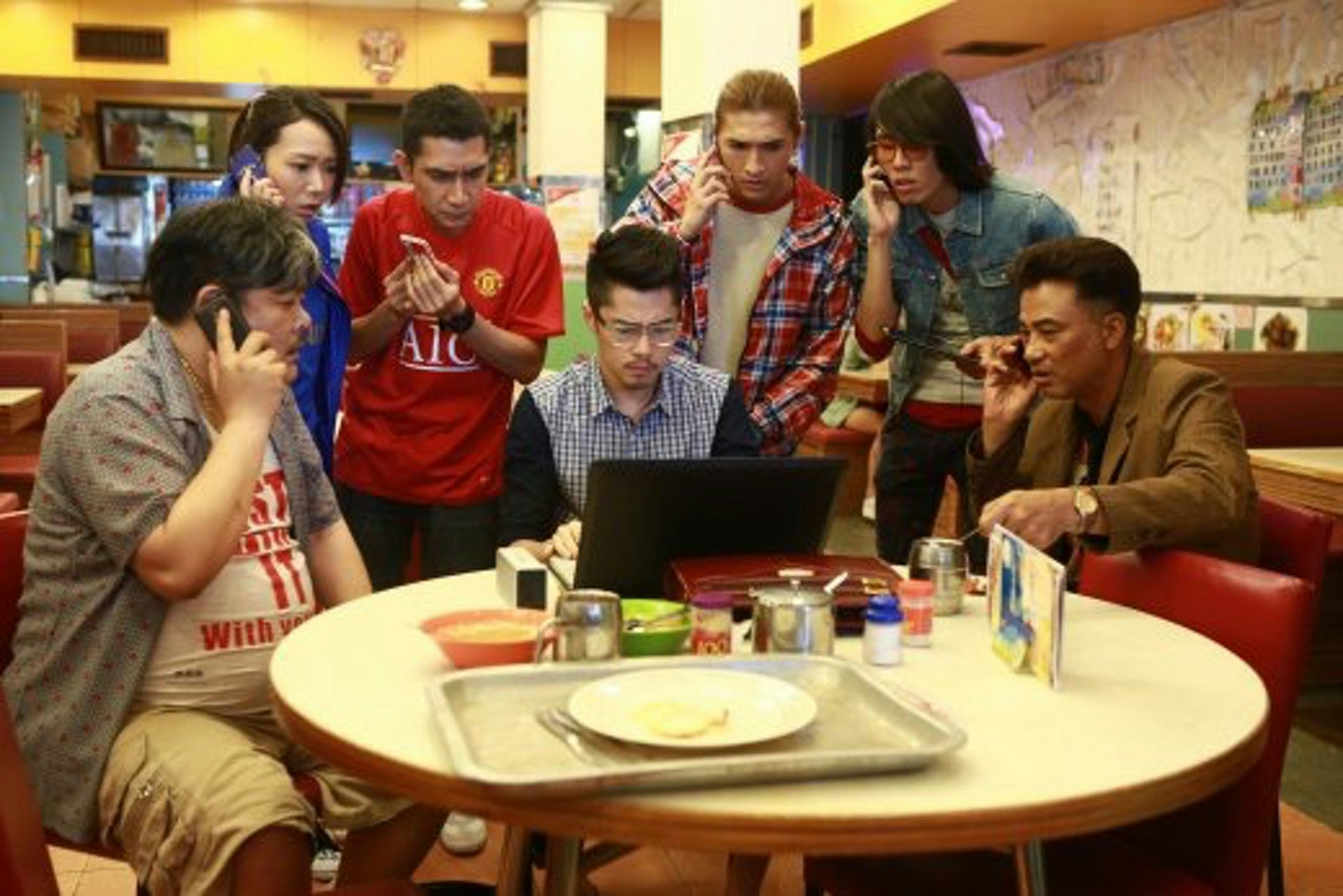 有港男一行5人到九龍城1間茶餐廳食晚飯，結果埋單盛惠1,414港元，即人均近300元，令樓主直指無下次。(《那夜凌晨，我坐上了旺角開往大埔的紅VAN》劇照)