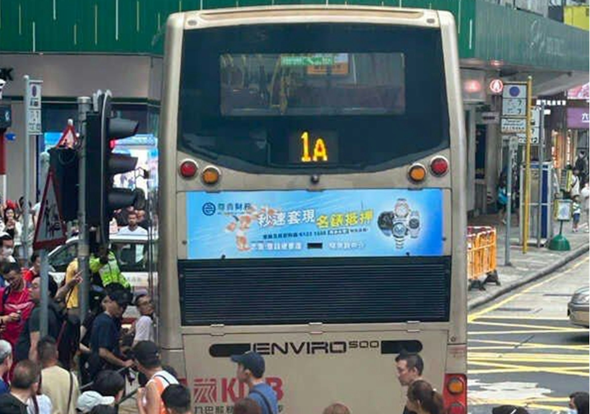 男傷者被困於巴士與鐵欄之間。(網上圖片) 男傷者被困於巴士與鐵欄之間。(網上圖片)