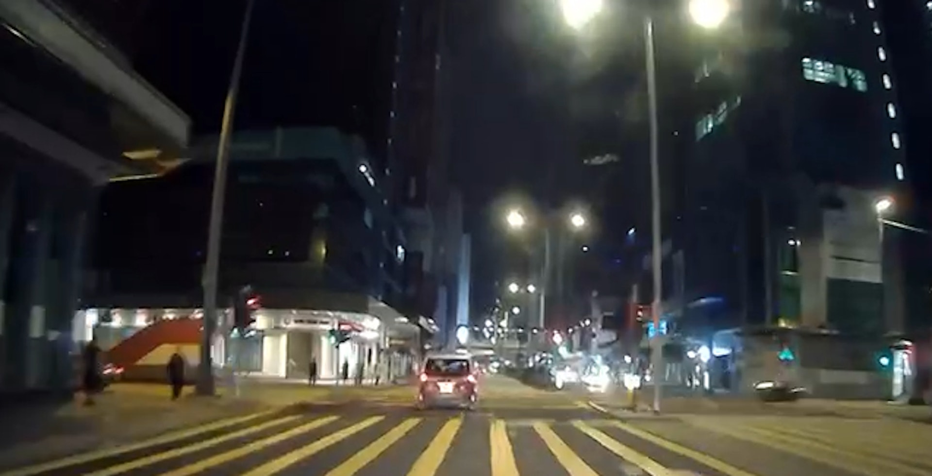 的士沿彌敦道往深水埗行駛,至亞皆老街順綠燈前行。(facebook「車cam L截圖」) 的士沿彌敦道往深水埗行駛,至亞皆老街順綠燈前行。(facebook「車cam L截圖」)