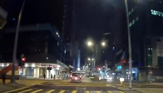 的士沿彌敦道往深水埗行駛，至亞皆老街順綠燈前行。（facebook「車cam L截圖」）