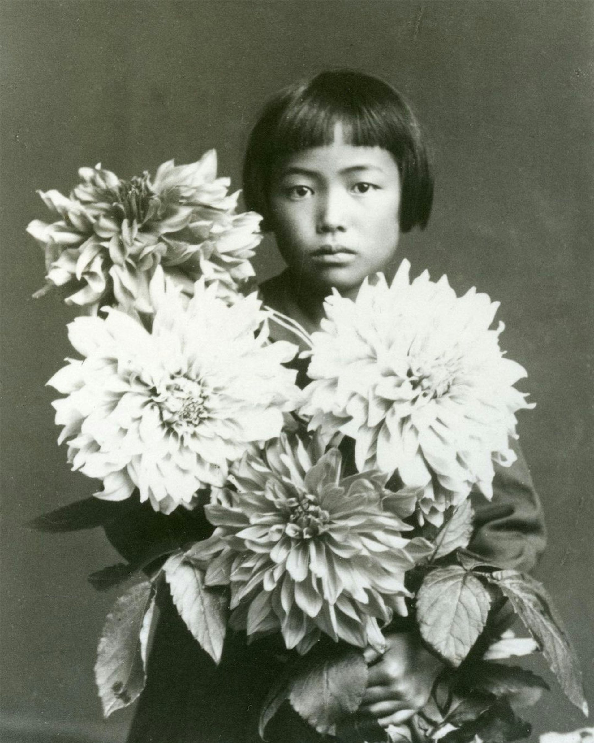 草間彌生約10歲的肖像紀錄(圖片來源:instagram.com/yayoikusamamuseum/© YAYOI KUSAMA) 草間彌生約10歲的肖像紀錄(圖片來源:instagram.com/yayoikusamamuseum/© YAYOI KUSAMA)