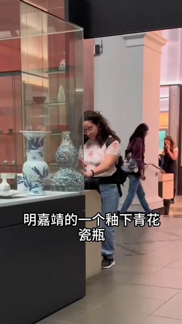 英國V&A博物館允許遊客觸摸部分中國文物，包括明朝時期的佛頭及青花瓷花瓶。（影片截圖）
