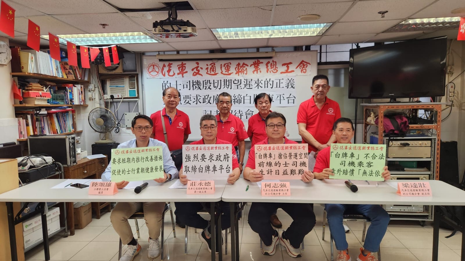 的士司機「放蛇」捉Uber風波未完 汽總批當局無果斷檢控及取締 的士司機「放蛇」捉Uber風波未完 汽總批當局無果斷檢控及取締