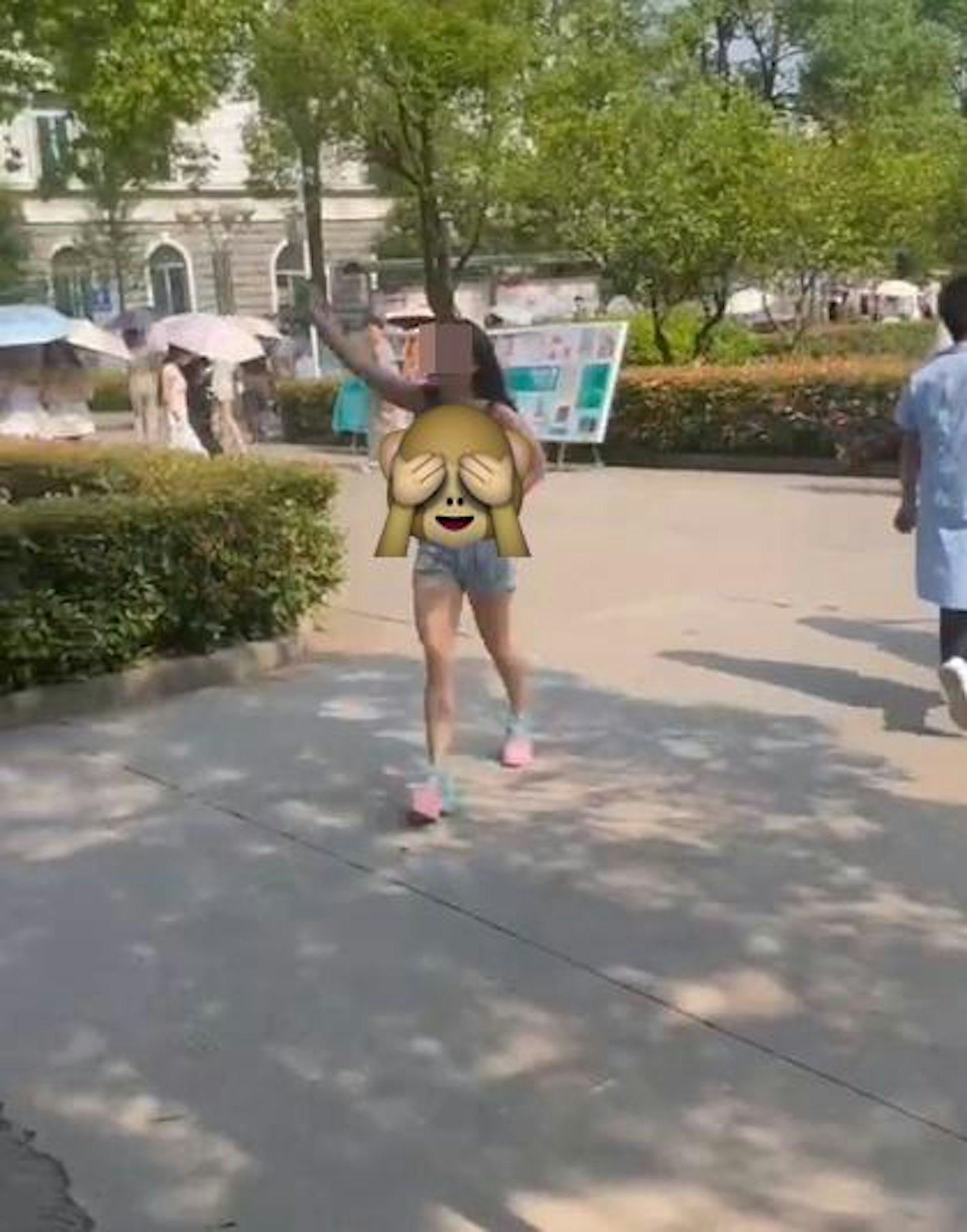 內地網絡近日瘋傳1段「女生大學校園裸奔」影片。(影片截圖) 內地網絡近日瘋傳1段「女生大學校園裸奔」影片。(影片截圖)
