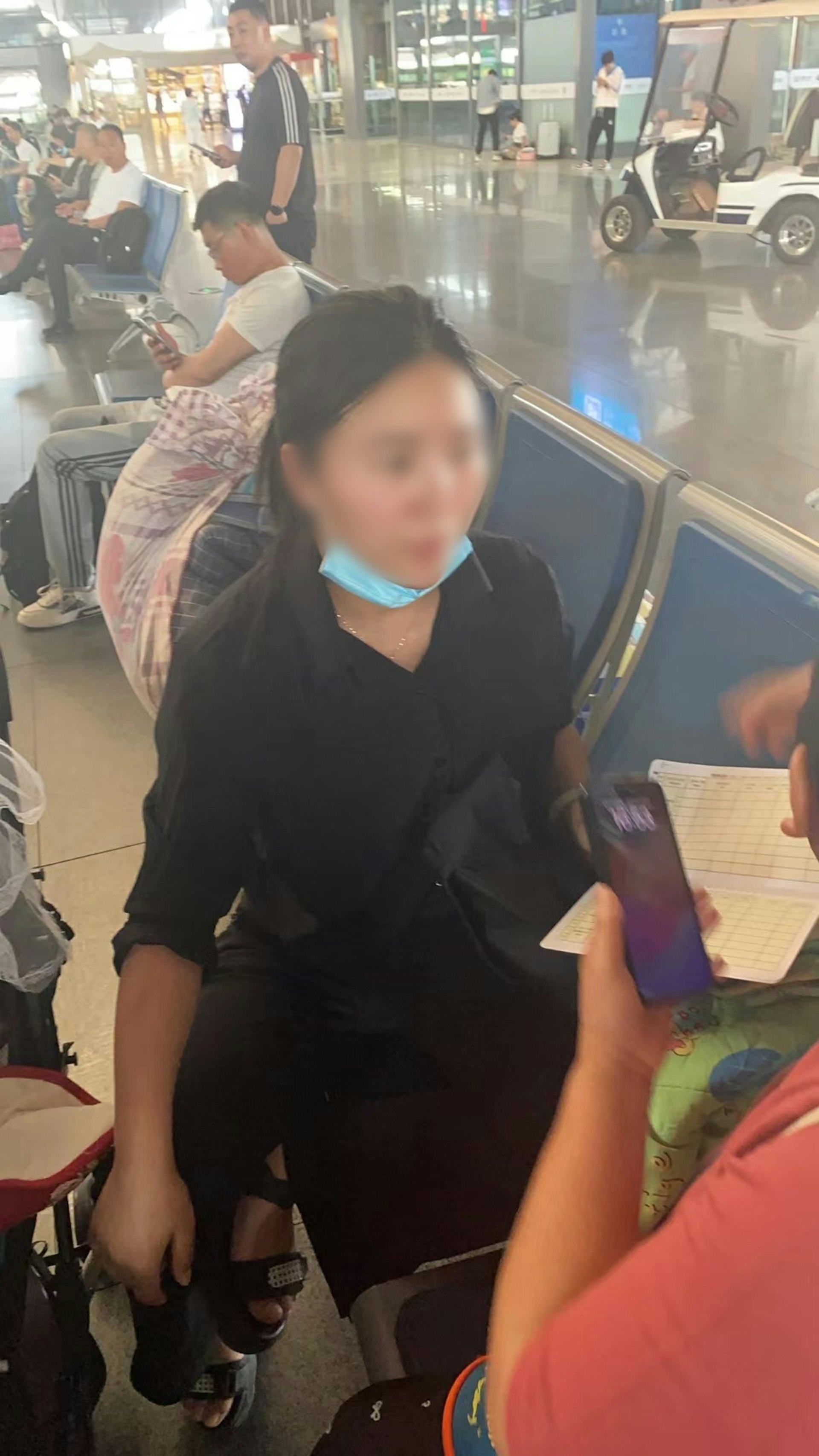 劉某前往「退貨」期間被民警當場盤查。(上海鐵路公安)