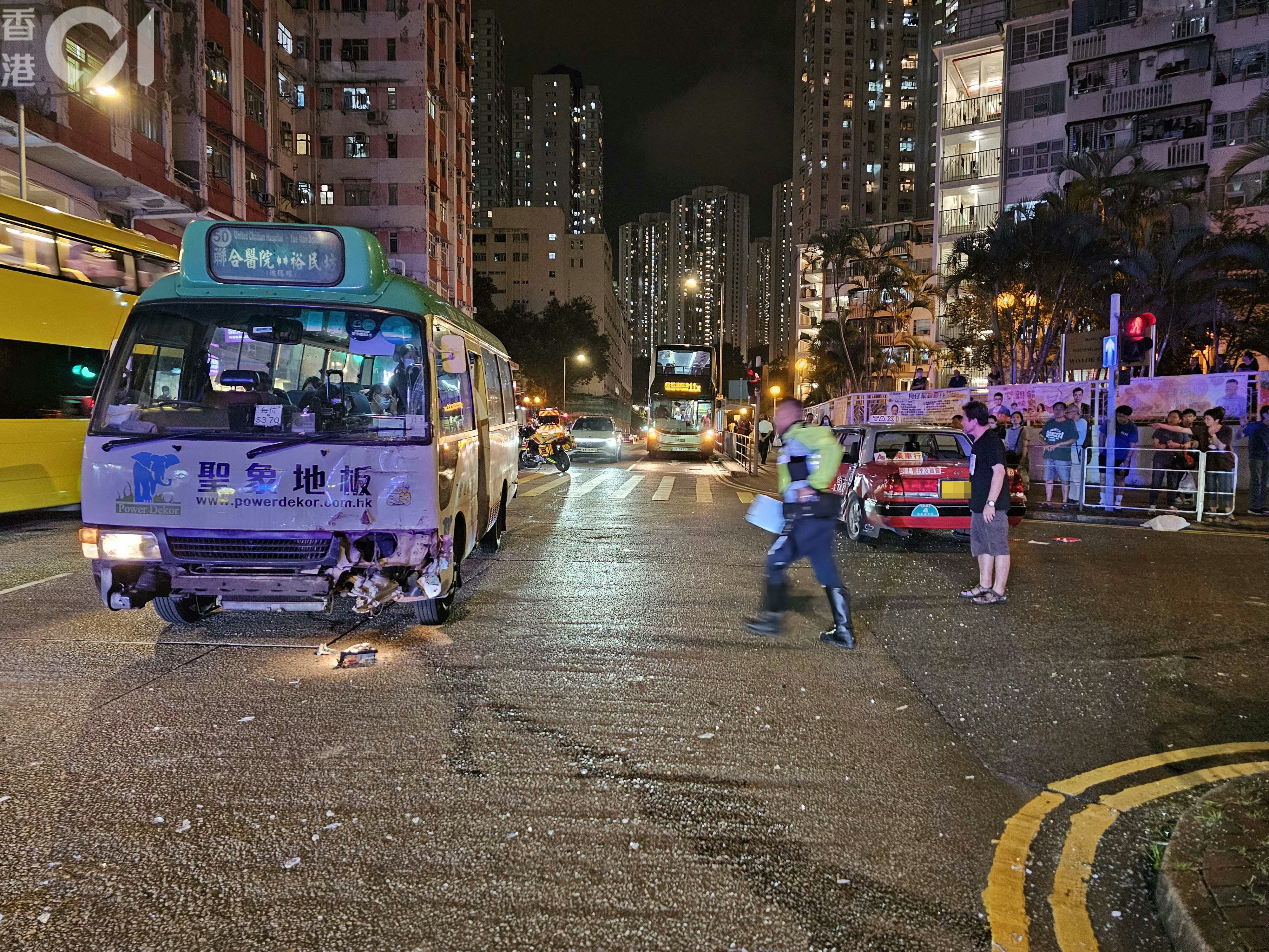 一輛專線小巴和一輛的士在月華街及協和街交界相撞。（梁偉權攝）