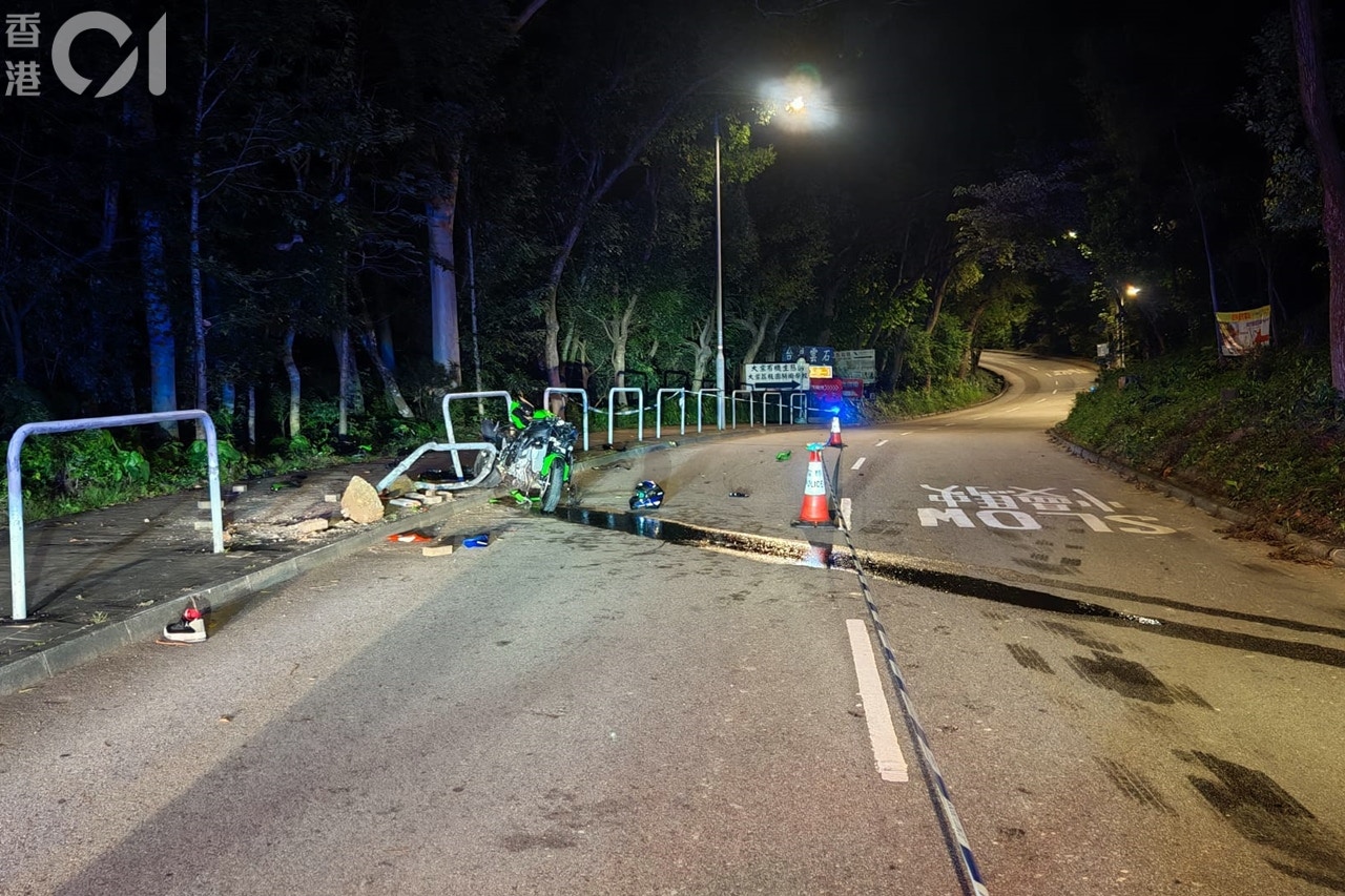 電單車撞毀路邊鐵欄，欄杆變型、地磚被撬起。現場留下相信屬於死傷者的頭盔及鞋，大量機油則沿斜路流向對面馬路。