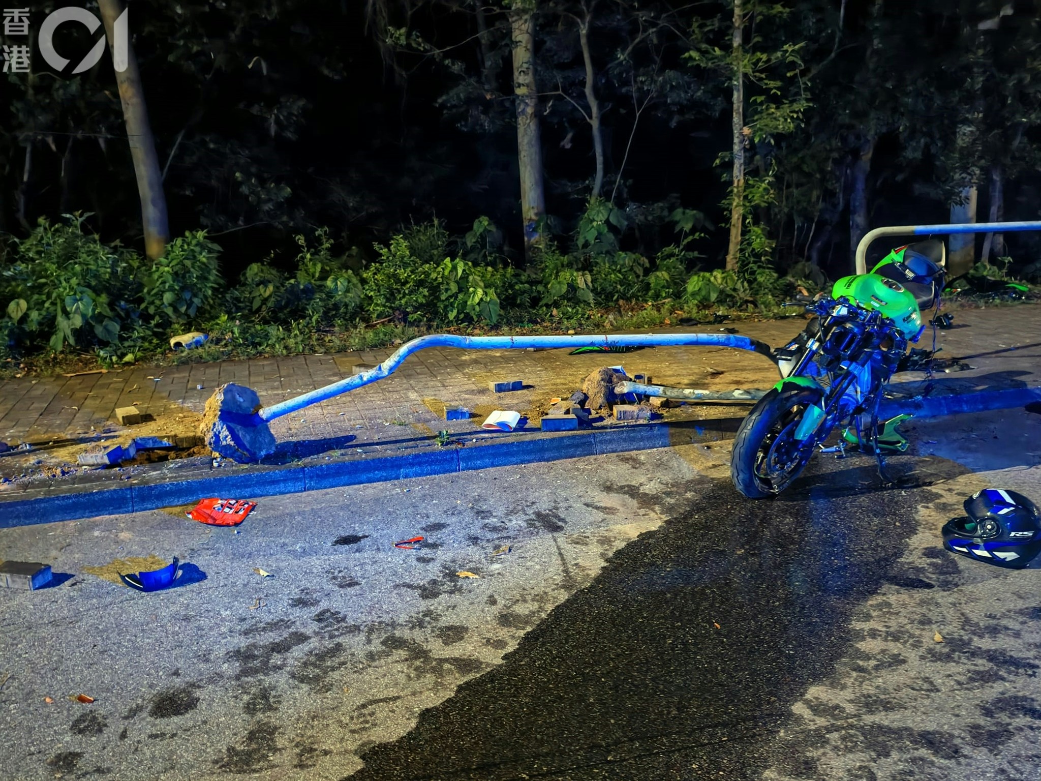 現場留下相信屬於死傷者的頭盔及鞋。