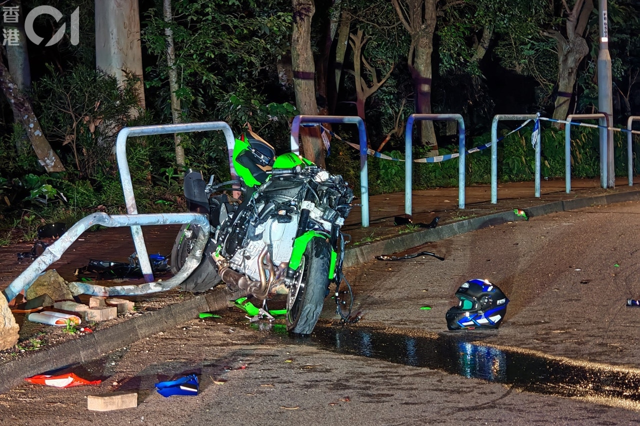 電單車撞毀路邊鐵欄，嚴重損毀。