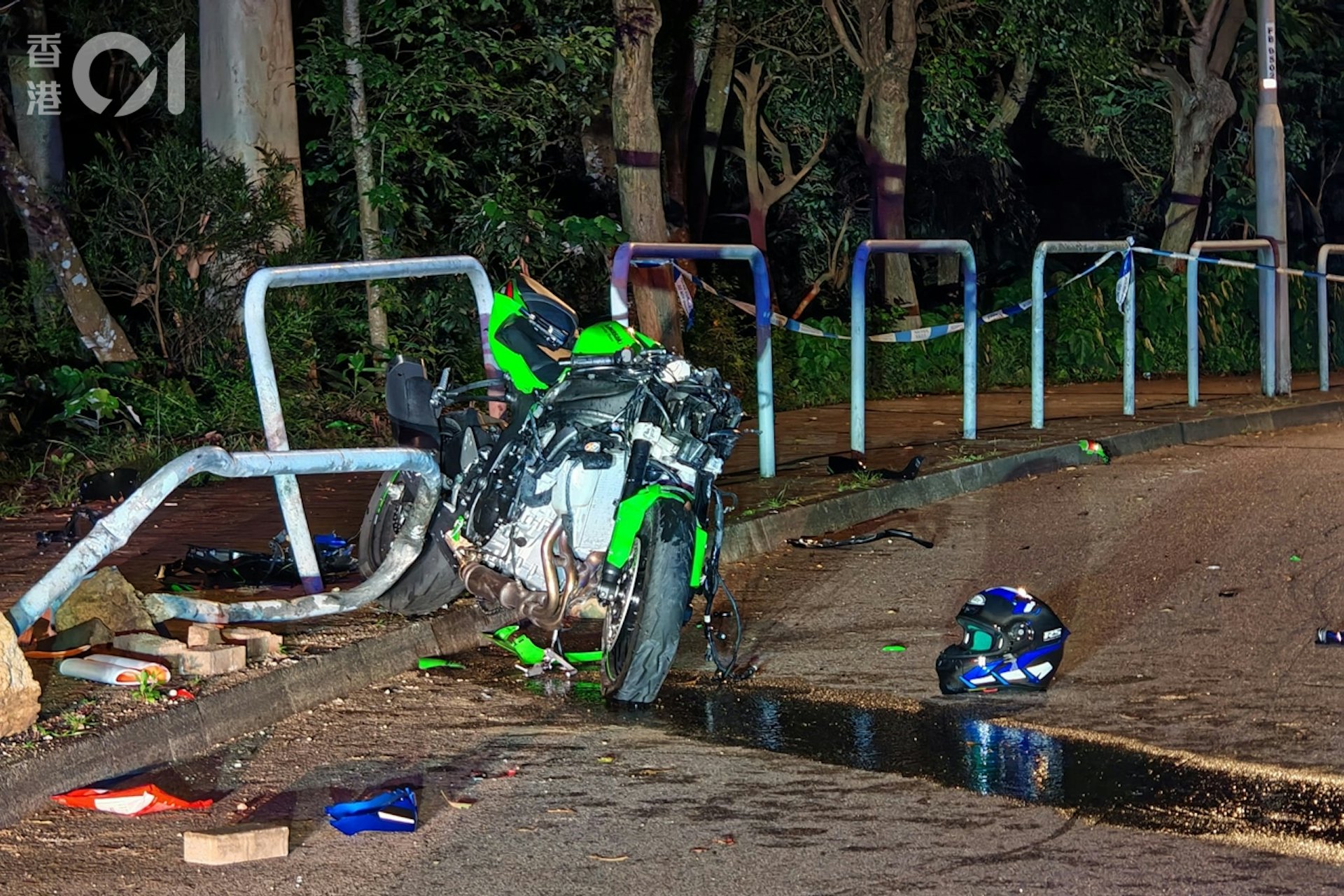 電單車撞毀路邊鐵欄,嚴重損毀。