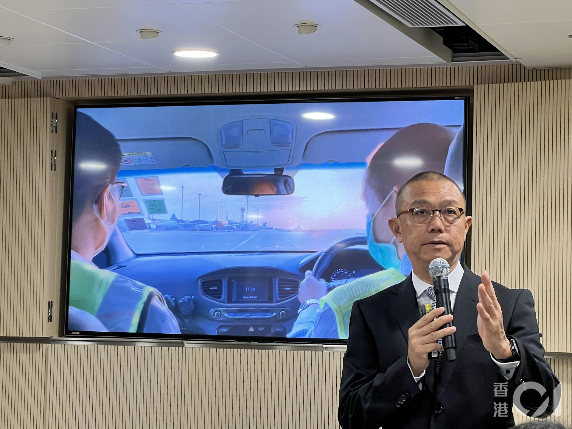 機場管理局機場運行執行總監姚兆聰表示,機鐵已進行安全評估,並將報告交予政府,確認機鐵不會在9號颱風訊號下行駛。(何倩瑜攝) 機場管理局機場運行執行總監姚兆聰表示,機鐵已進行安全評估,並將報告交予政府,確認機鐵不會在9號颱風訊號下行駛。(何倩瑜攝)