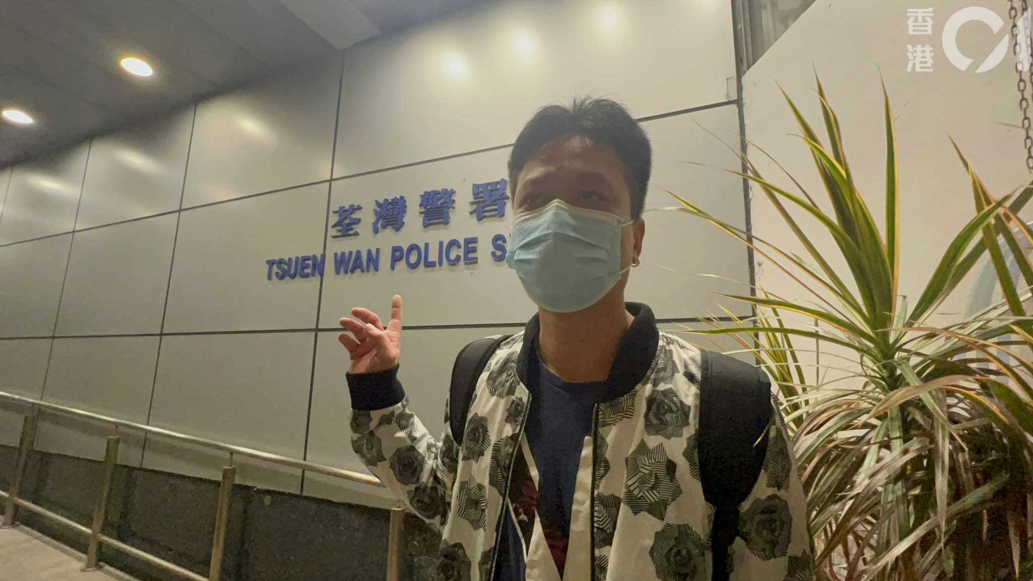 仁济医院医疗事故女童父亲，今日（30日）傍晚已到荃湾警署报案，希望特首李家超跟进事件，更要仁济医院及医管局还女儿公道。（何瑞芬摄）