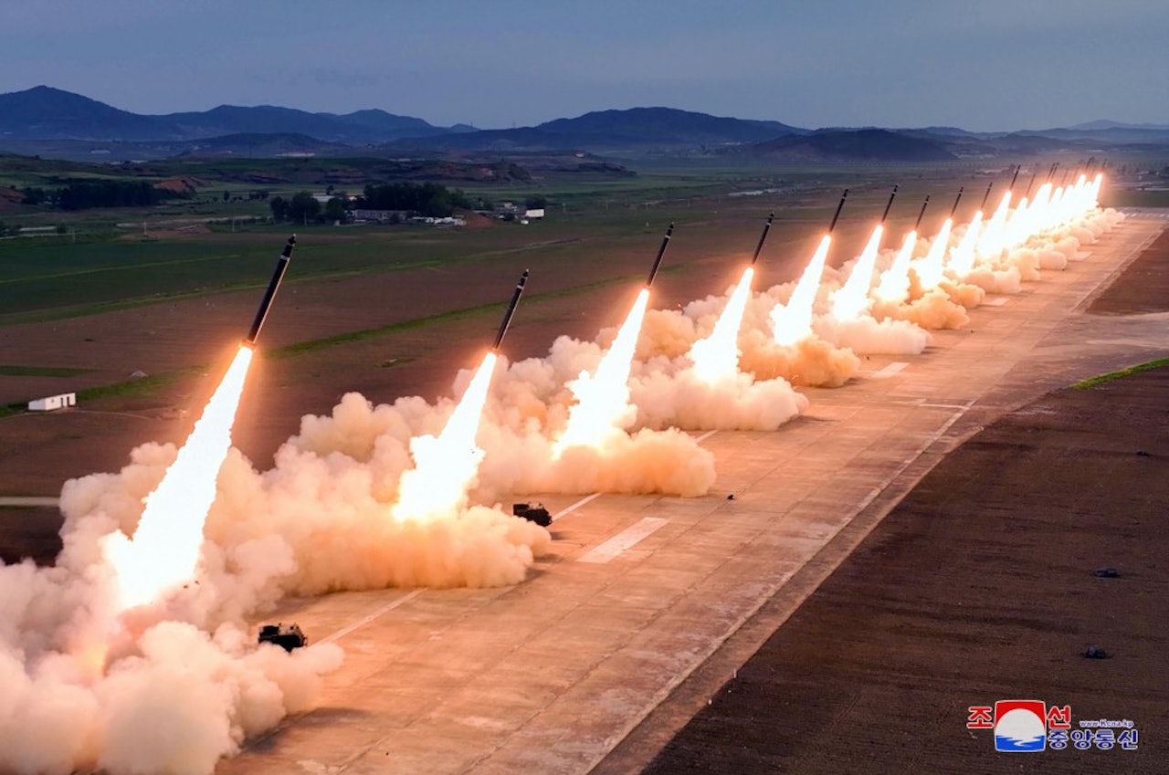 韓國聯合參謀本部(韓聯參)表示,偵測到朝鮮2024年5月30日清晨6時14分左右從平壤順安一帶向韓半島東部海域發射十幾枚疑似短程彈道導彈(SRBM)的飛行物。(KCNA) 韓國聯合參謀本部(韓聯參)表示,偵測到朝鮮2024年5月30日清晨6時14分左右從平壤順安一帶向韓半島東部海域發射十幾枚疑似短程彈道導彈(SRBM)的飛行物。(KCNA)