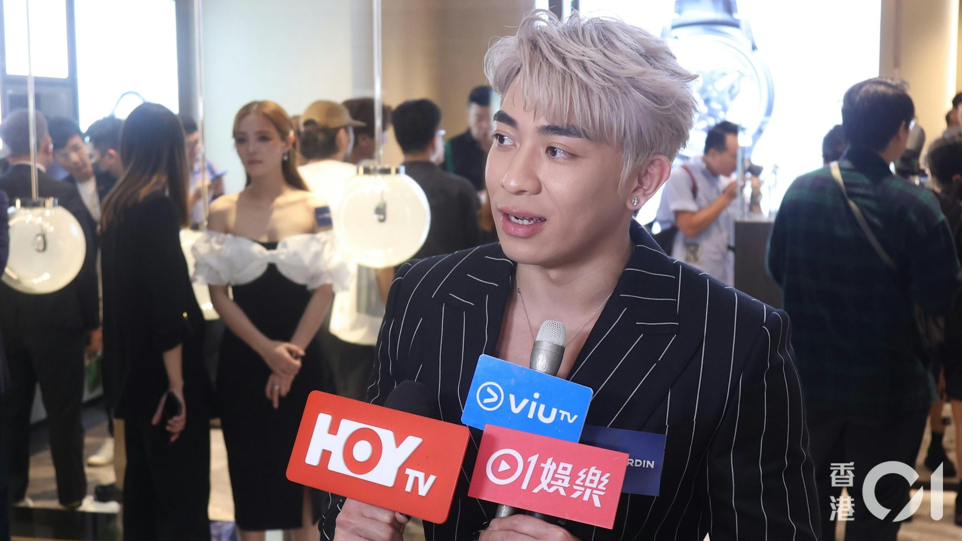 Tyson Yoshi構思將粉絲送的Bra砌成一棵聖誕樹:而家數量唔係好夠 Tyson Yoshi構思將粉絲送的Bra砌成一棵聖誕樹:而家數量唔係好夠