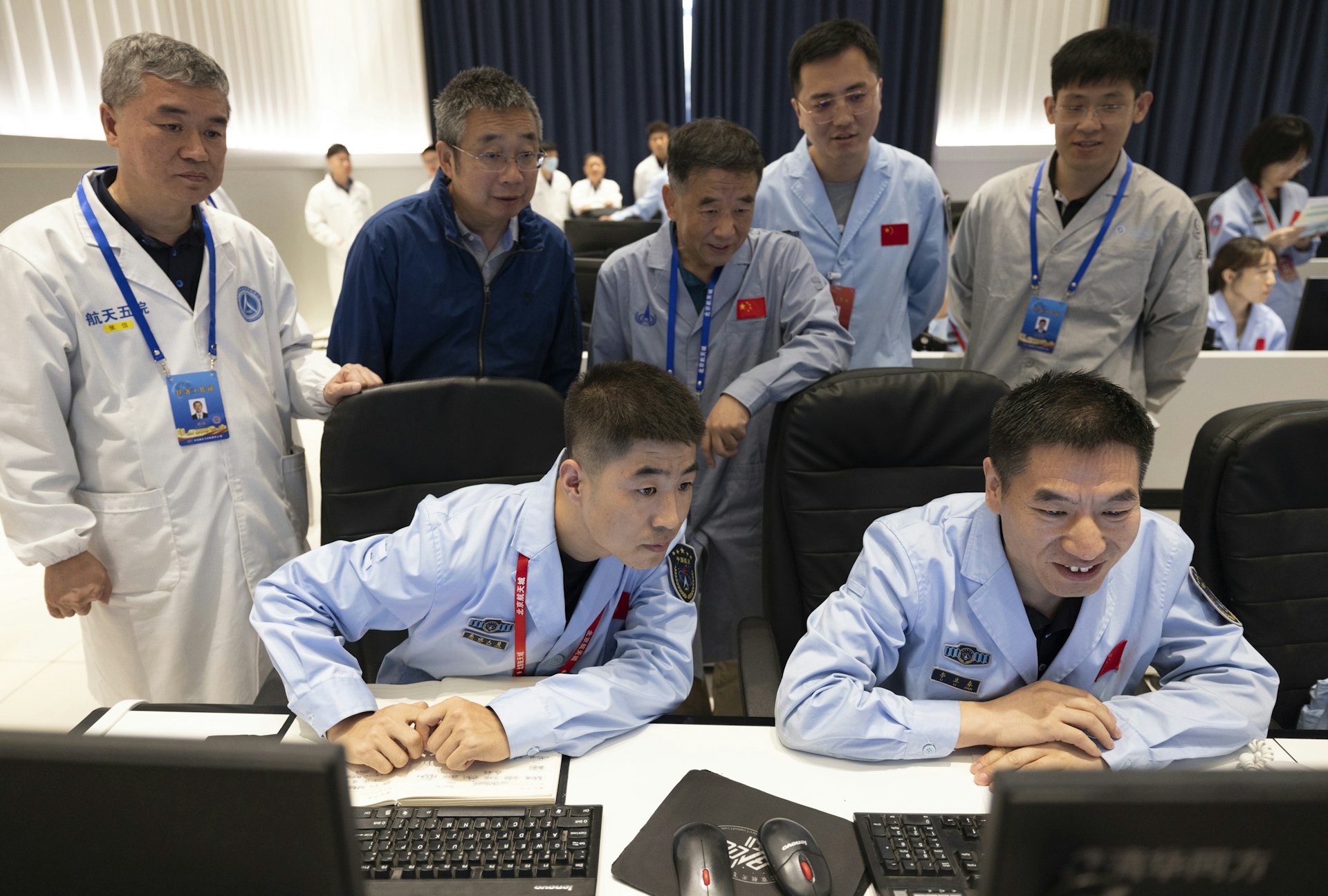 6月2日,北京航天飛行控制中心工作人員在查看嫦娥六號著陸器和上升器組合體傳回的數據。(新華社) 6月2日,北京航天飛行控制中心工作人員在查看嫦娥六號著陸器和上升器組合體傳回的數據。(新華社)