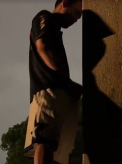 中國知名網紅「鐵頭懲惡揚善」公開犯案影片,其中更看到他向著一根刻有「靖國神社」字樣的石柱撒尿。(影片截圖) 中國知名網紅「鐵頭懲惡揚善」公開犯案影片,其中更看到他向著一根刻有「靖國神社」字樣的石柱撒尿。(影片截圖)