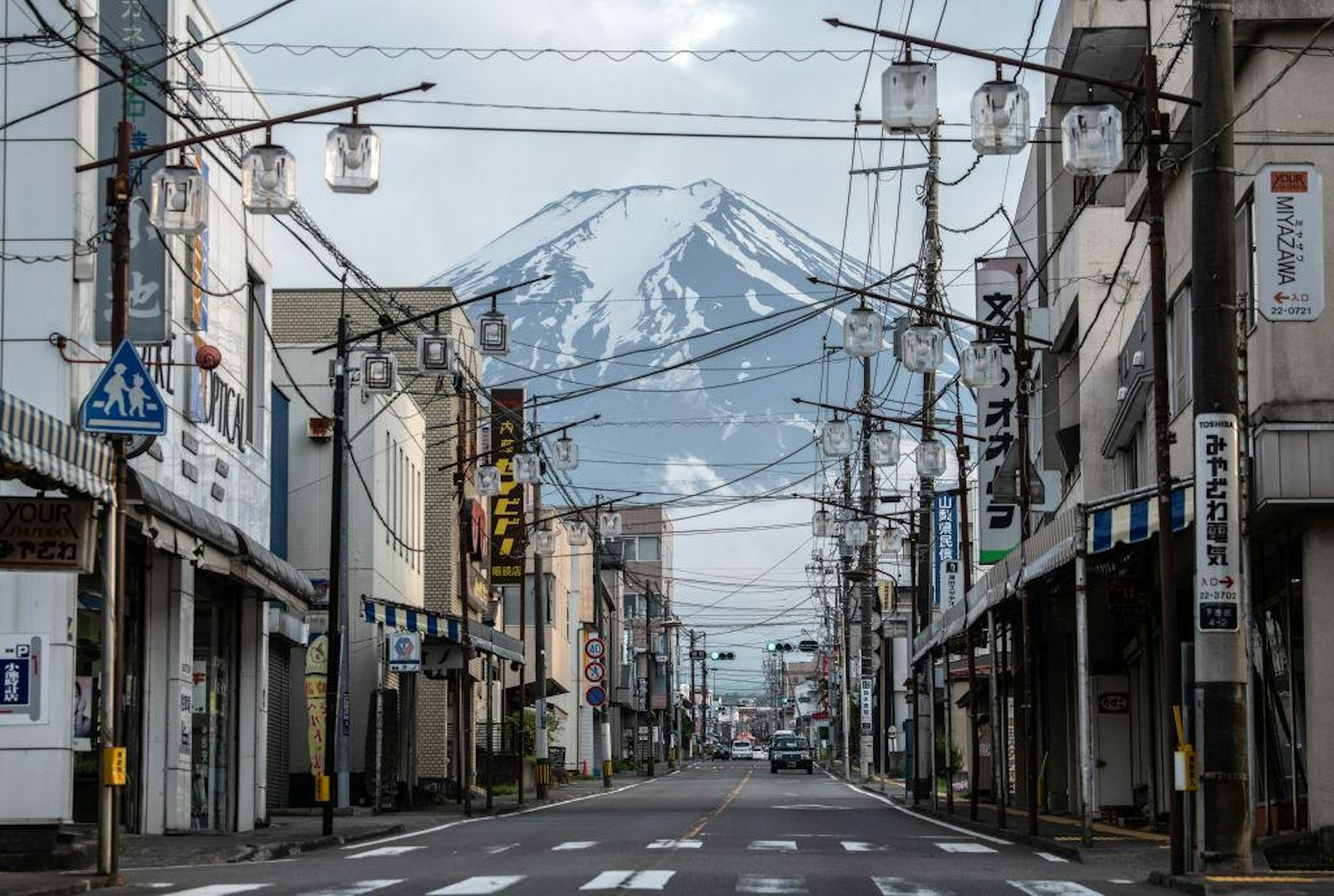 圖為2020年5月27日,從日本富士吉田市商店街拍過去,可將景色壯麗的富士山收入鏡頭。這一條路可通往富士山。(Photo by Carl Court/Getty Images) 圖為2020年5月27日,從日本富士吉田市商店街拍過去,可將景色壯麗的富士山收入鏡頭。這一條路可通往富士山。(Photo by Carl Court/Getty Images)