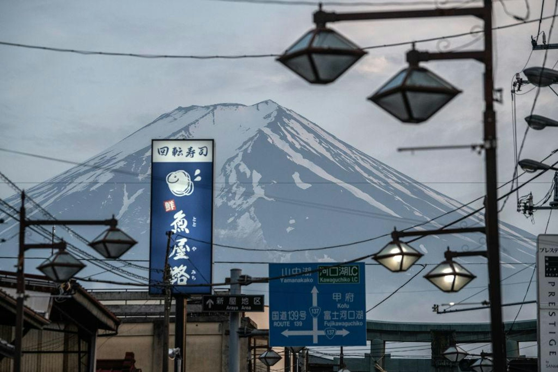 圖為2020年5月27日,從日本富士吉田市商店街拍過去,可將景色壯麗的富士山收入鏡頭。這一條路可通往富士山。(Photo by Carl Court/Getty Images) 圖為2020年5月27日,從日本富士吉田市商店街拍過去,可將景色壯麗的富士山收入鏡頭。這一條路可通往富士山。(Photo by Carl Court/Getty Images)