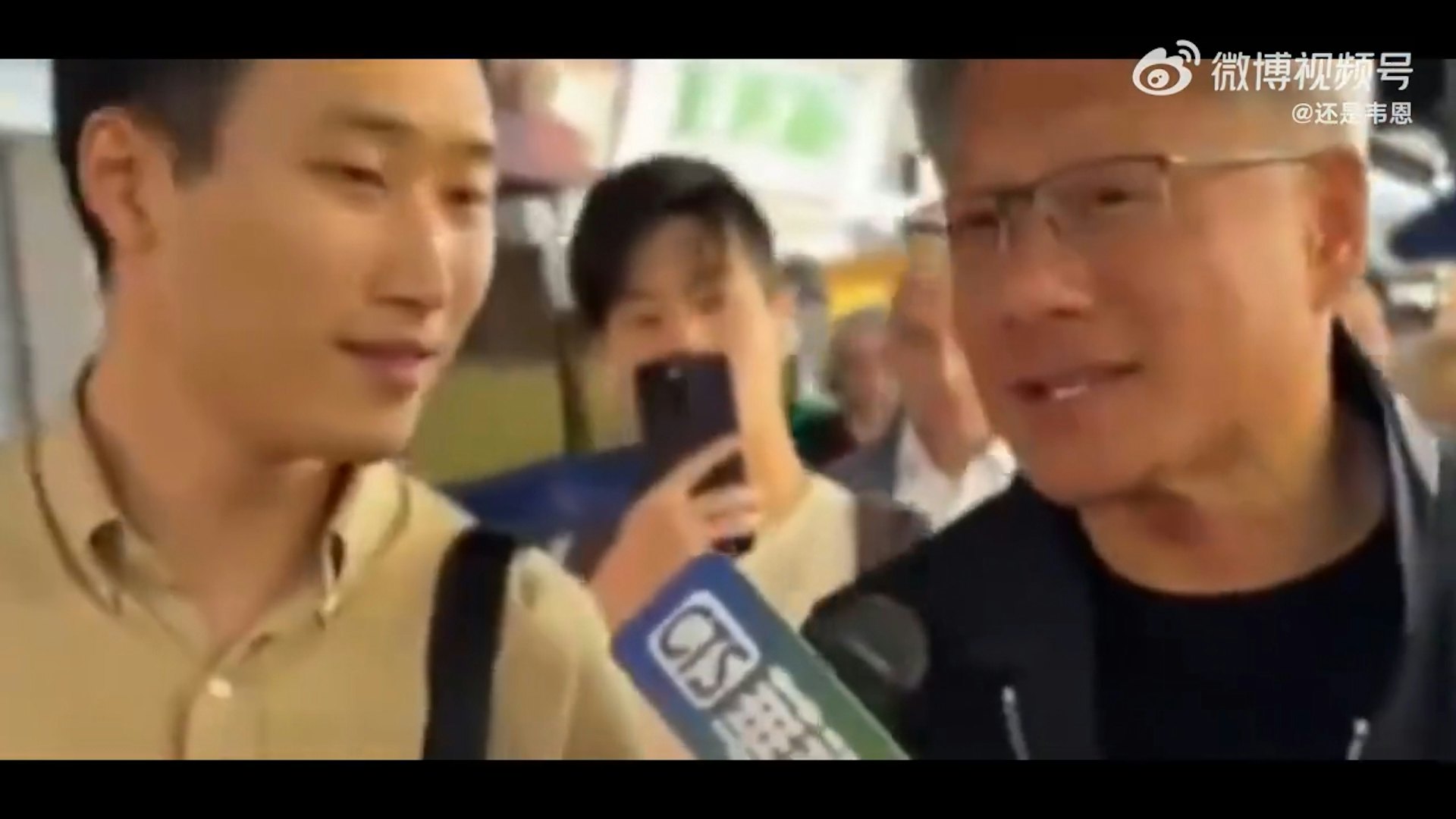 黃仁勳近日訪台時,以英文稱台灣為「國家」(country),相關片段被大陸網民在微博上轉發,激起熱烈討論。(影片截圖) 黃仁勳近日訪台時,以英文稱台灣為「國家」(country),相關片段被大陸網民在微博上轉發,激起熱烈討論。(影片截圖)