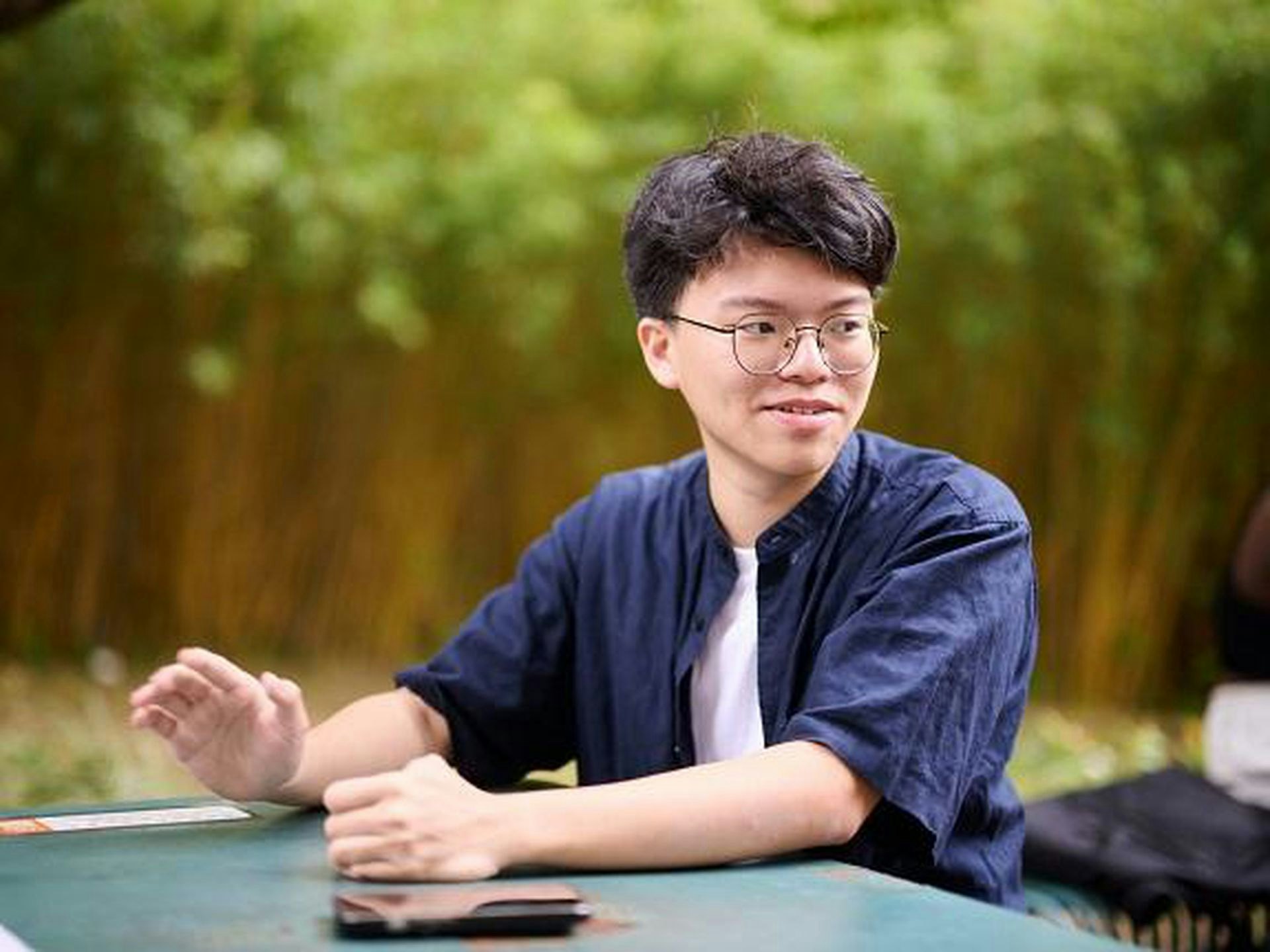 李朗霆想成為妹妹的榜樣,故選擇修讀前途較穩定的學科,讓妹妹未來升讀大學選科時便可以跟隨自己的興趣。(領展823頻道圖片) 李朗霆想成為妹妹的榜樣,故選擇修讀前途較穩定的學科,讓妹妹未來升讀大學選科時便可以跟隨自己的興趣。(領展823頻道圖片)