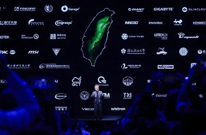 黃仁勳演說稱AI工業革命來臨　台灣是世界支柱