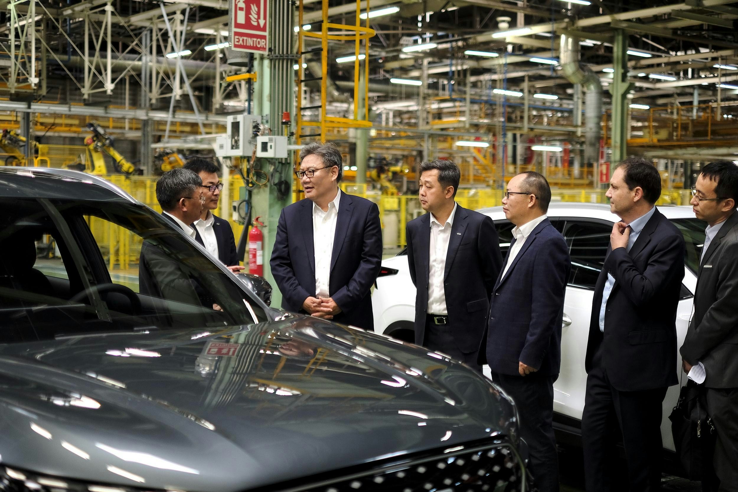 2024年6月2日,中國商務部部長王文濤在西班牙巴塞羅拿調研奇瑞埃布羅合資工廠。(中國商務部網站)