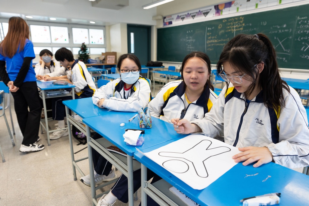 《香港01》推出「新聞學人計劃」，為嗇色園主辦可譽中學的學生舉辦新聞工作坊。（羅國輝攝）