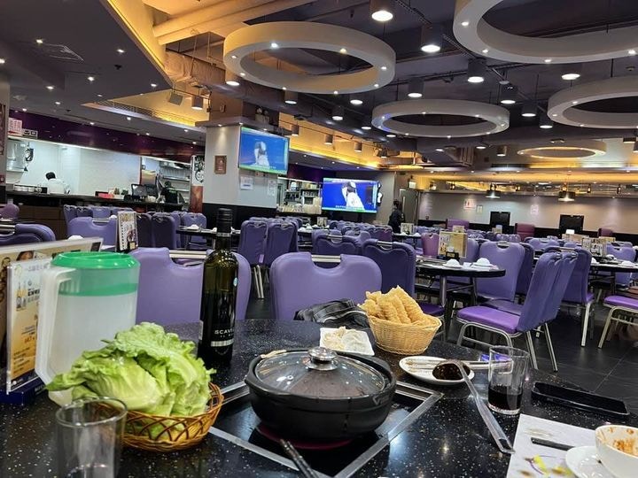 樓主發布星期日晚上6時10分拍攝的照片，指只有四五張卡位坐了食客，形客雞煲店「生意真係好慘淡」。（Facebook圖片）