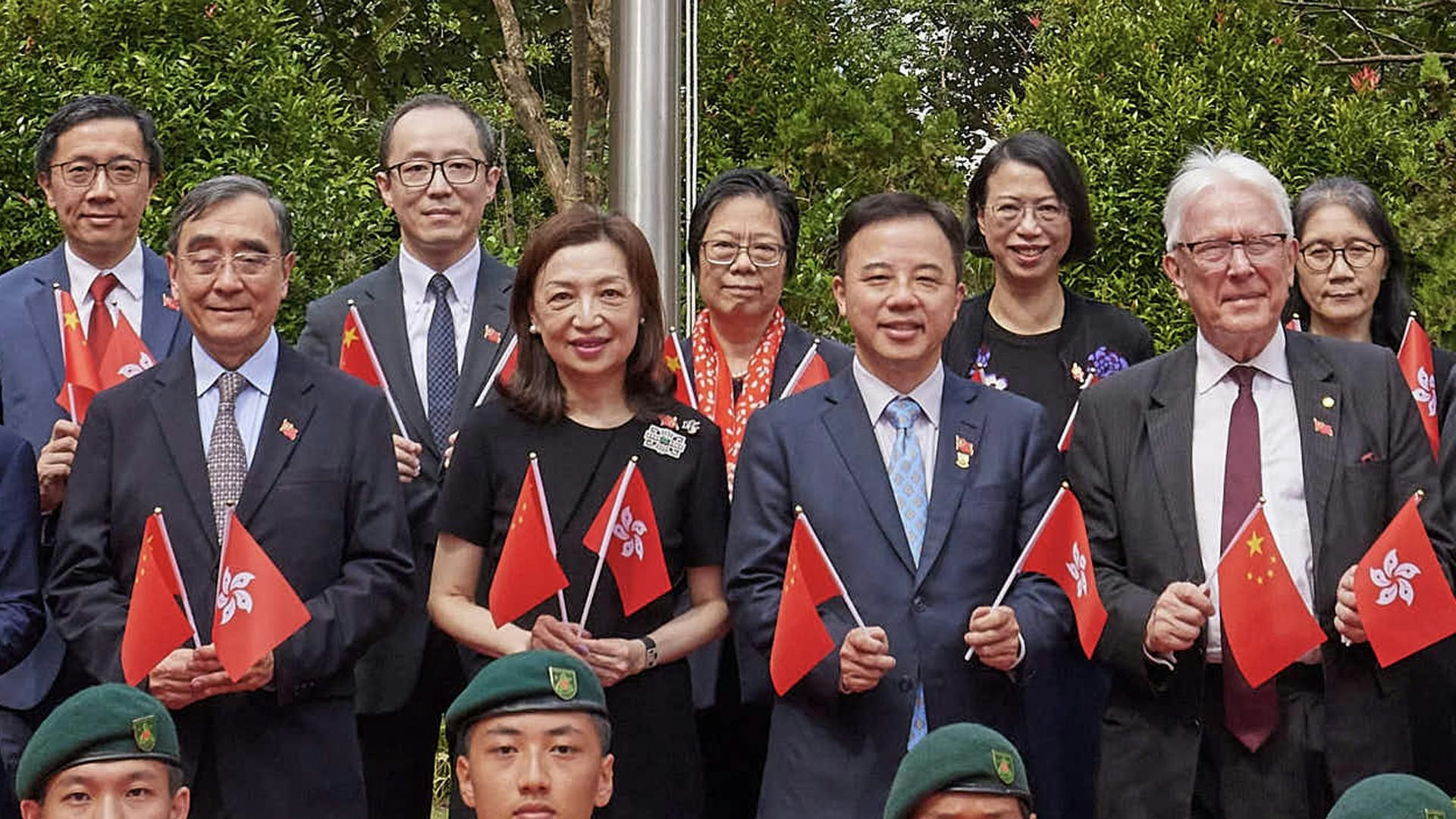 2023年10月1日，香港大學國慶日升旗禮，港大校長張翔（右二）、港大校務委員會主席王沛詩（左二）出席。（港大圖片）