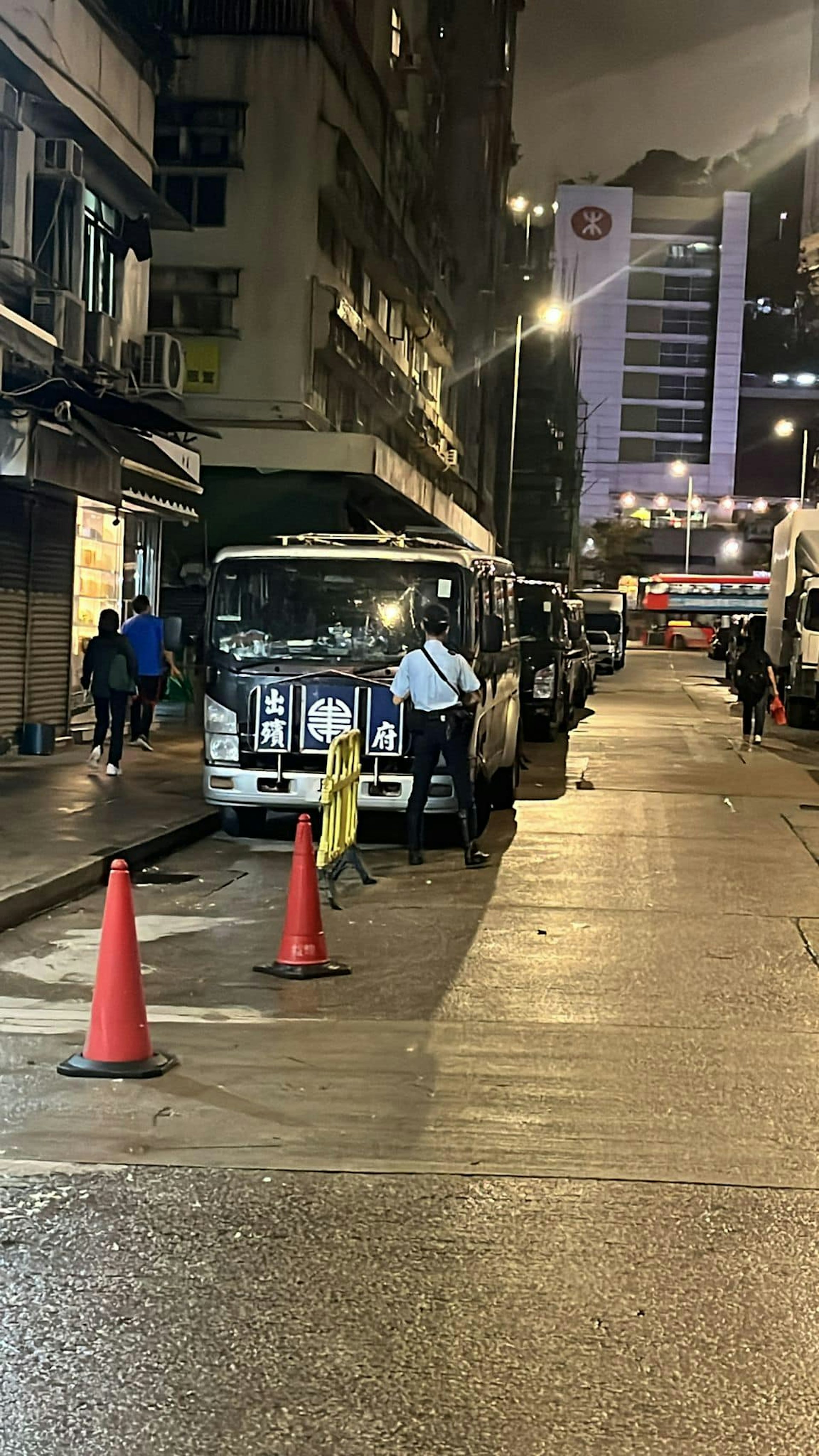 本港網絡瘋傳1張相片,見到紅磡世界殯儀館外街道深夜有靈車違泊路邊,被警察抄牌。(Facebook群組「車cam L(香港群組)」) 本港網絡瘋傳1張相片,見到紅磡世界殯儀館外街道深夜有靈車違泊路邊,被警察抄牌。(Facebook群組「車cam L(香港群組)」)