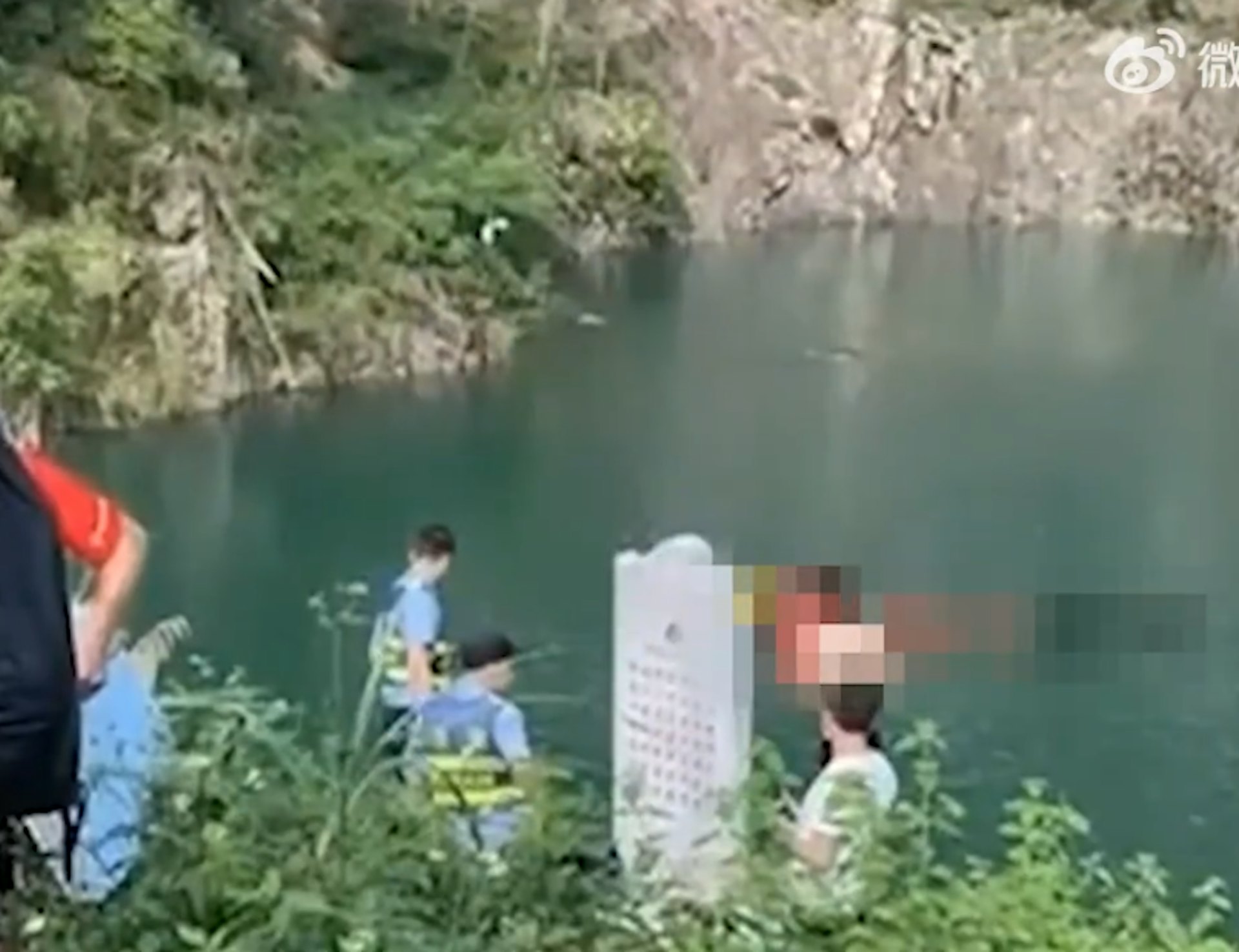 近日再有一人在「網紅天池」內游泳不幸溺斃。(澎湃新聞) 近日再有一人在「網紅天池」內游泳不幸溺斃。(澎湃新聞)