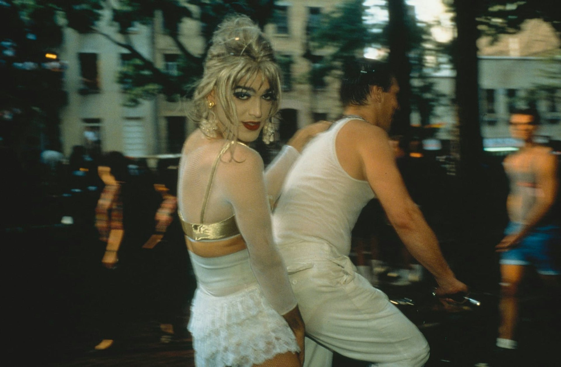 Nan Goldin《The Other Side》(圖片來源:https://moom.cat/l/SjddEv) Nan Goldin《The Other Side》(圖片來源:https://moom.cat/l/SjddEv)