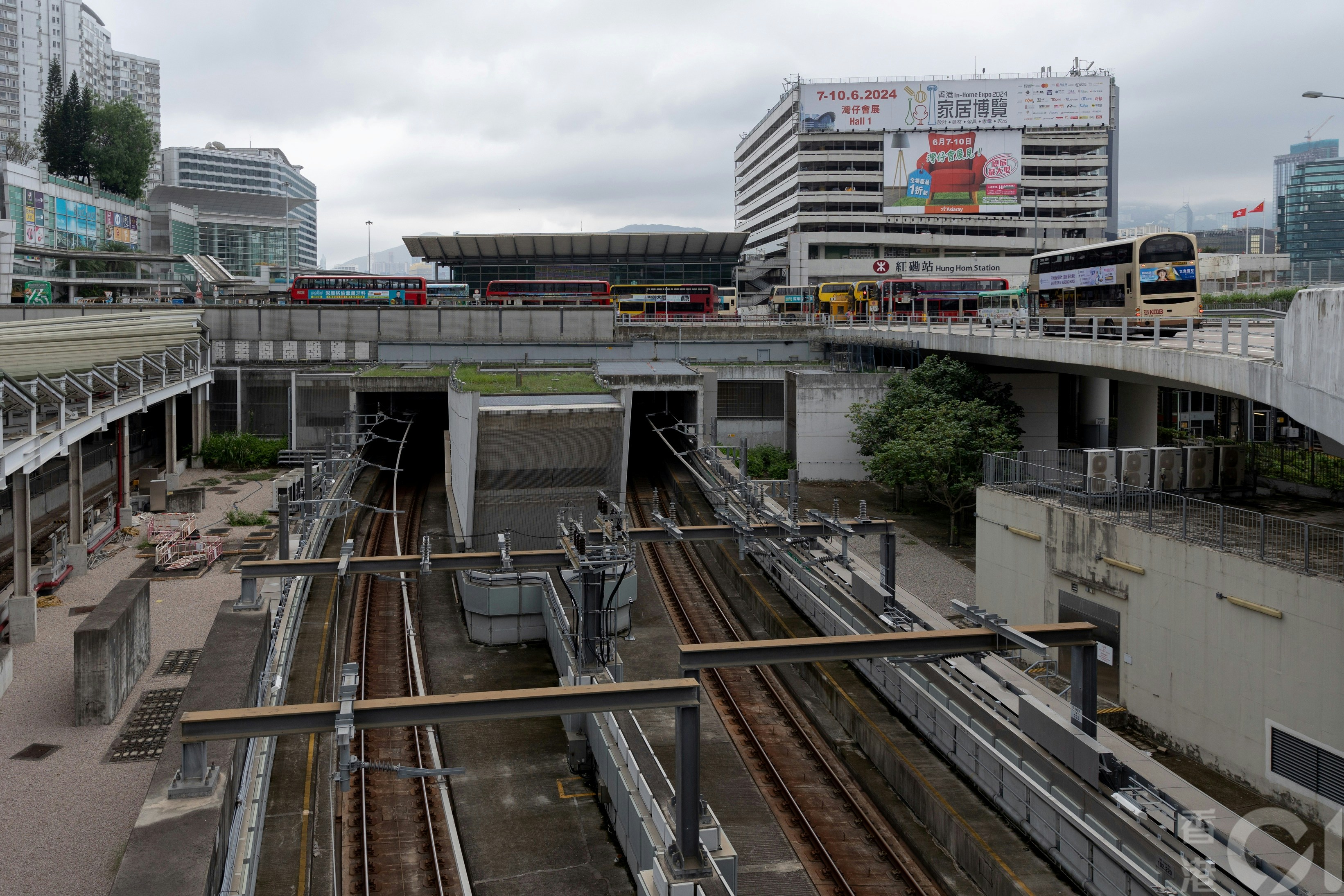 港鐵紅磡站地面月台及路軌一直保留作直通車使用，自2020年新冠疫情爆發已停用，但通關後也一直未有再復駛，最長丟空四年半。(夏家朗攝）