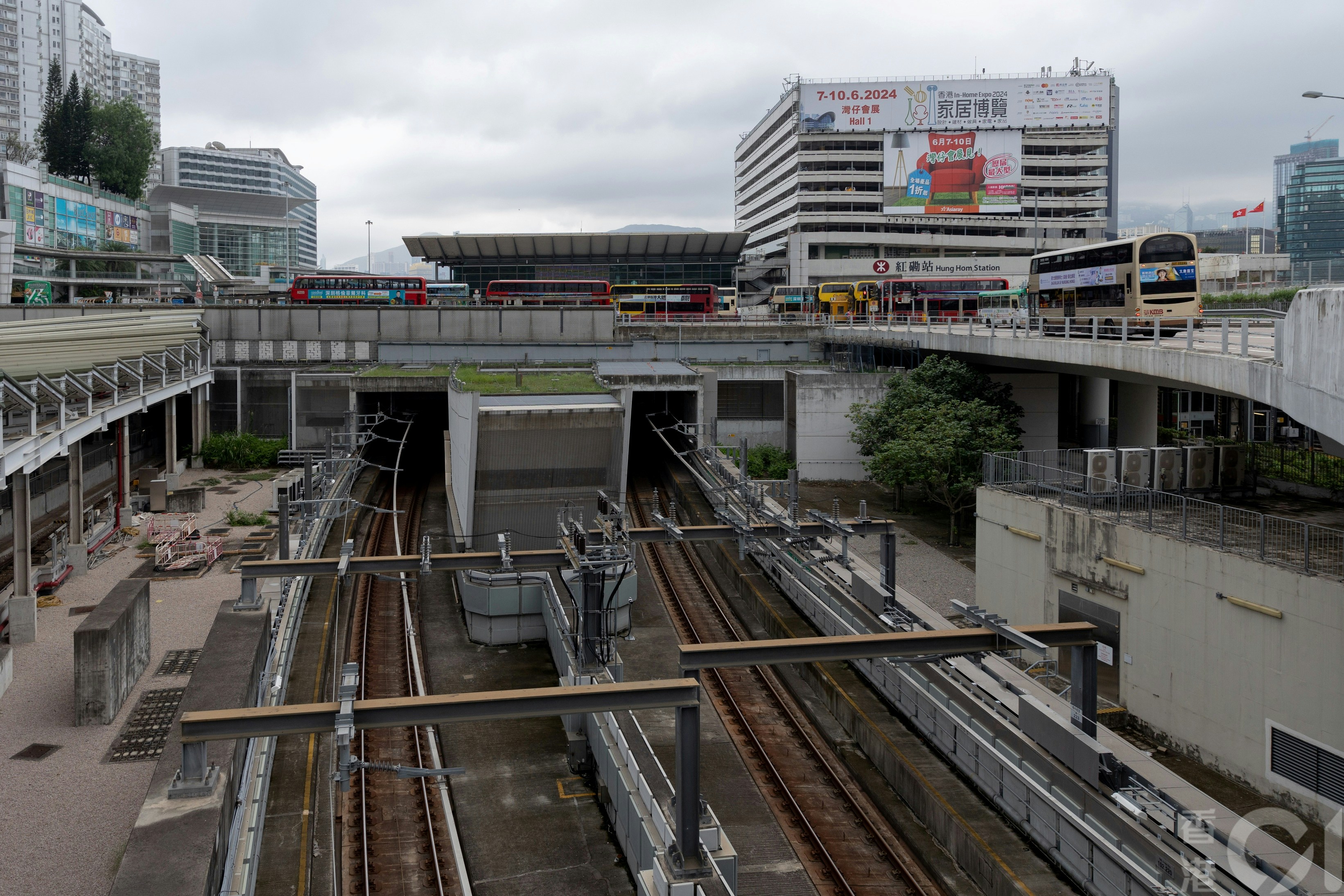 港铁红磡站地面月台及路轨一直保留作直通车使用，自2020年新冠疫情爆发已停用，但通关后也一直未有再复驶，最长丢空四年半。(夏家朗摄）