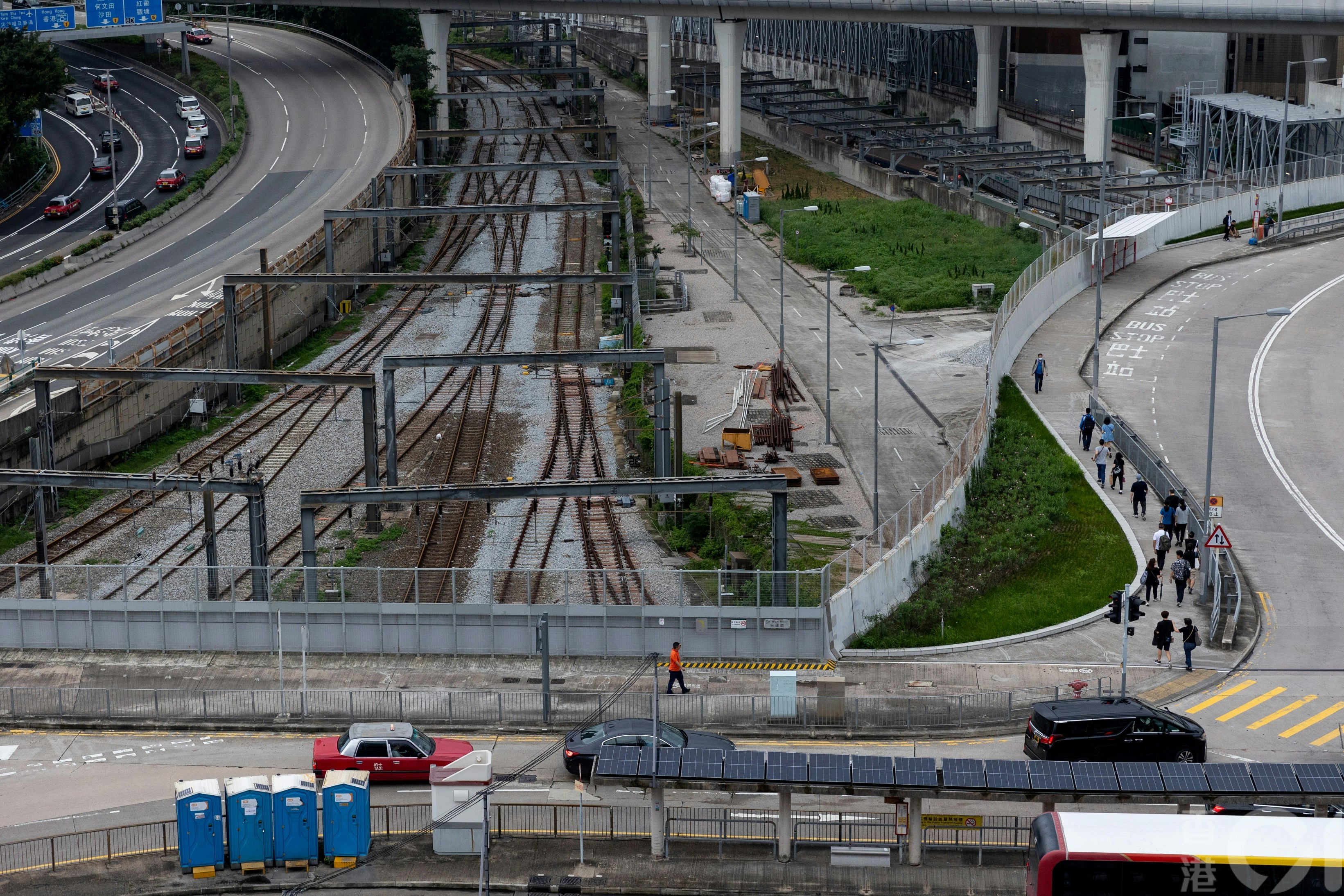 港鐵紅磡站地面月台及路軌一直保留作直通車使用，自2020年新冠疫情爆發已停用，但通關後也一直未有再復駛，最長丟空四年半。(夏家朗攝）