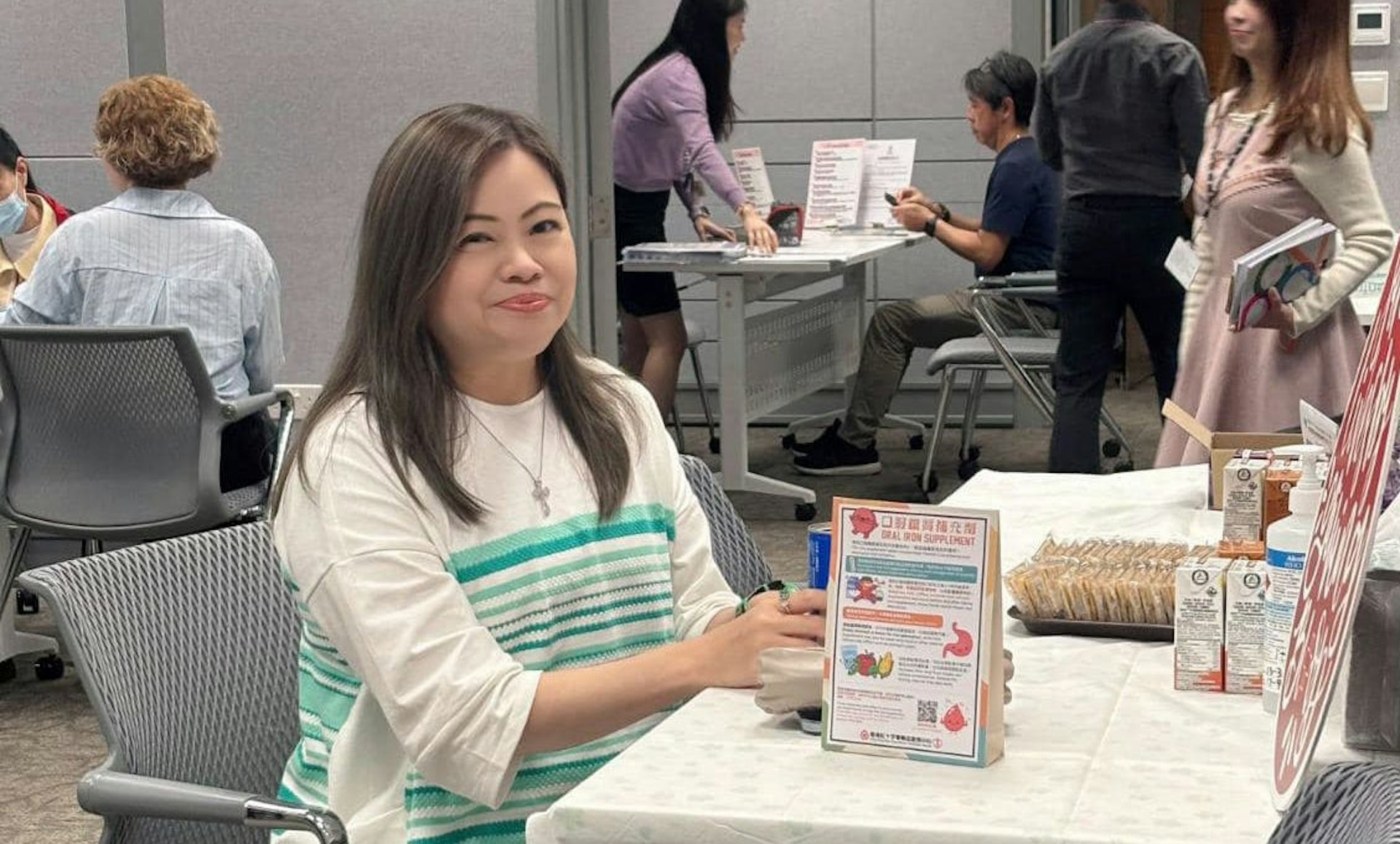 紅十字會過去兩日到何文田房屋署總部開設流動捐血站,房屋署署長羅淑佩前天(3日)身體力行捐血支持。(羅淑佩Facebook相片) 紅十字會過去兩日到何文田房屋署總部開設流動捐血站,房屋署署長羅淑佩前天(3日)身體力行捐血支持。(羅淑佩Facebook相片)