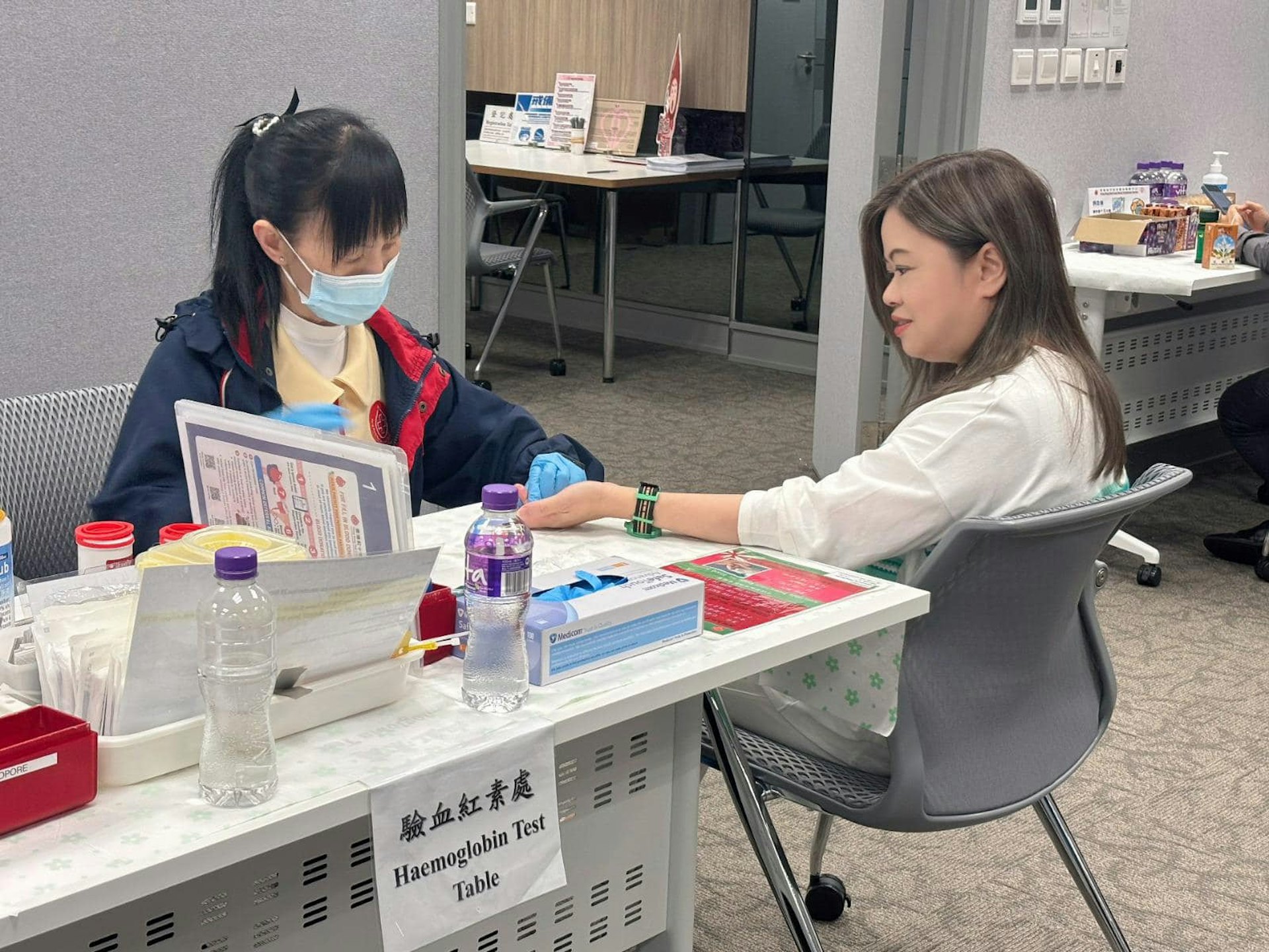 紅十字會過去兩日到何文田房屋署總部開設流動捐血站,房屋署署長羅淑佩前天(3日)身體力行捐血支持。(羅淑佩Facebook相片) 紅十字會過去兩日到何文田房屋署總部開設流動捐血站,房屋署署長羅淑佩前天(3日)身體力行捐血支持。(羅淑佩Facebook相片)