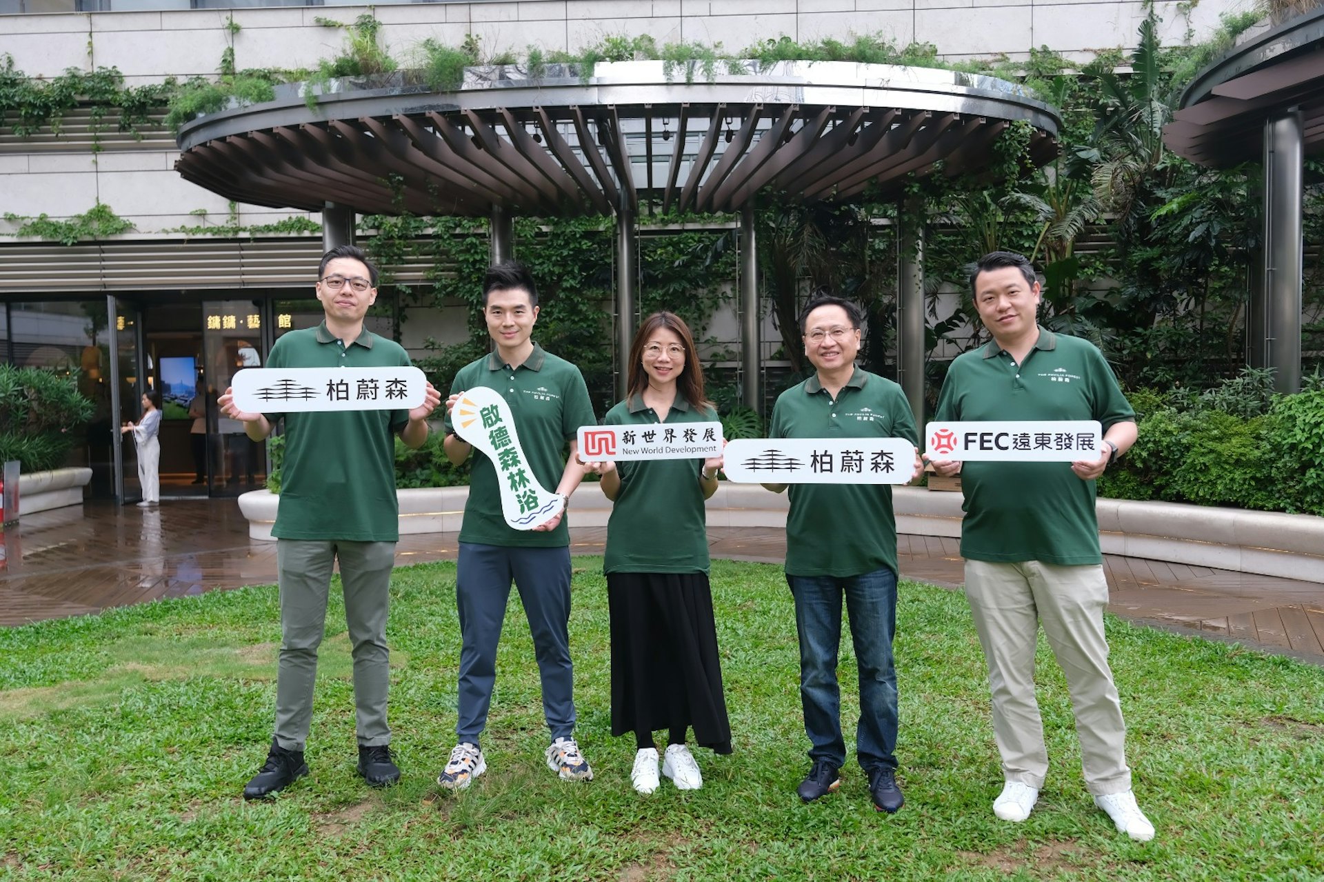 新世界營業及市務(特別項目)及尊貴客戶拓展部總經理何家欣(中間) 新世界營業及市務(特別項目)及尊貴客戶拓展部總經理何家欣(中間)