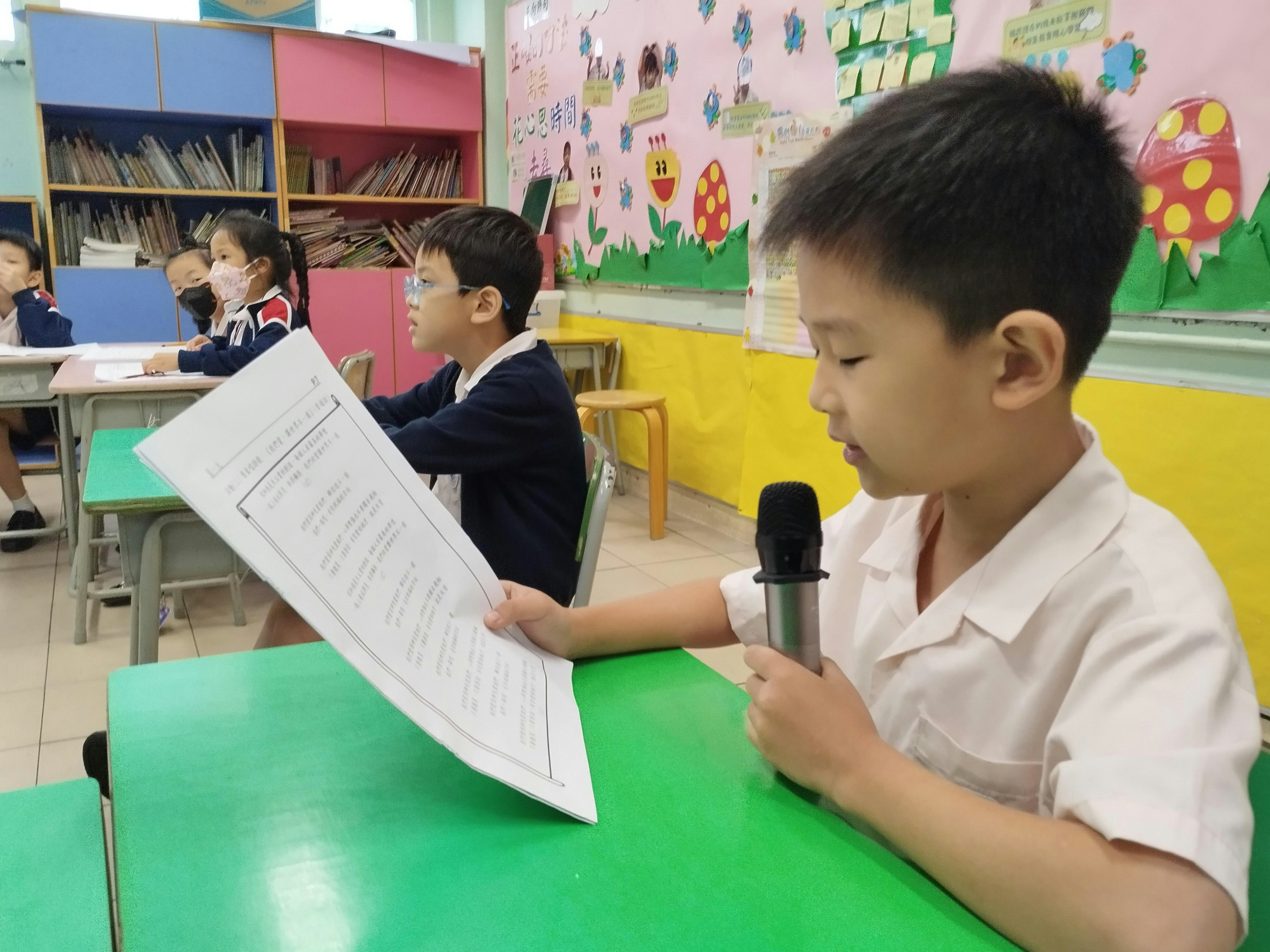 學生需從多角度分析,及後向全體同學匯報成果。(張樂霈校長提供) 學生需從多角度分析,及後向全體同學匯報成果。(張樂霈校長提供)