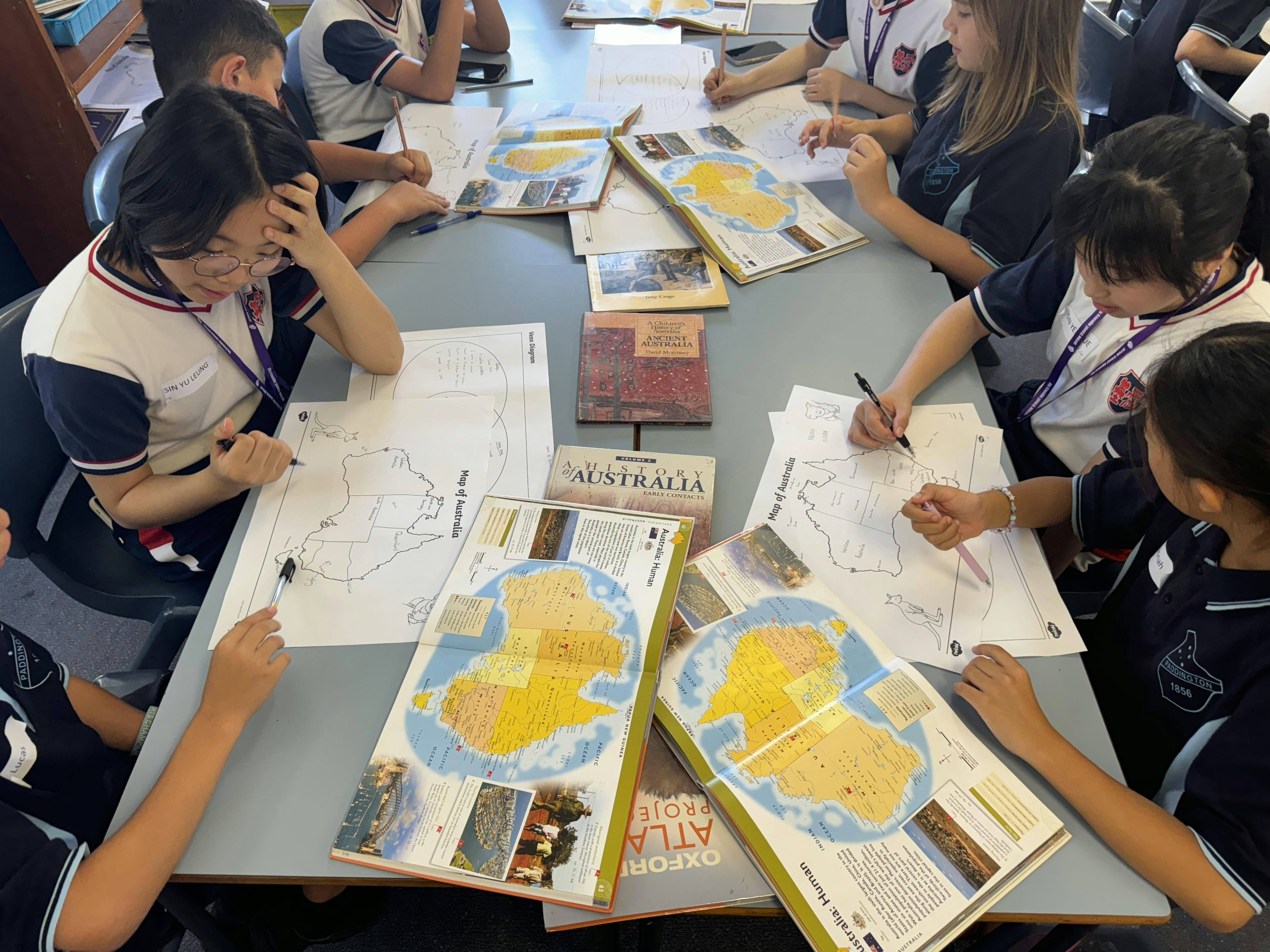高年級學生到訪悉尼一所小學，並與當地學生一起合作完成任務。（張樂霈校長提供）