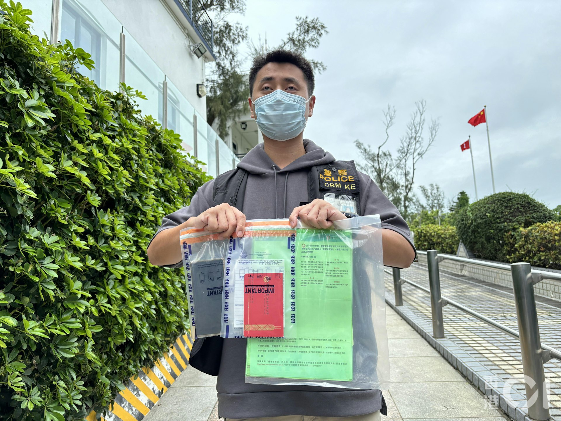 警方檢獲電話、銀行簿、相關文件等證物。(黃學潤攝) 警方檢獲電話、銀行簿、相關文件等證物。(黃學潤攝)
