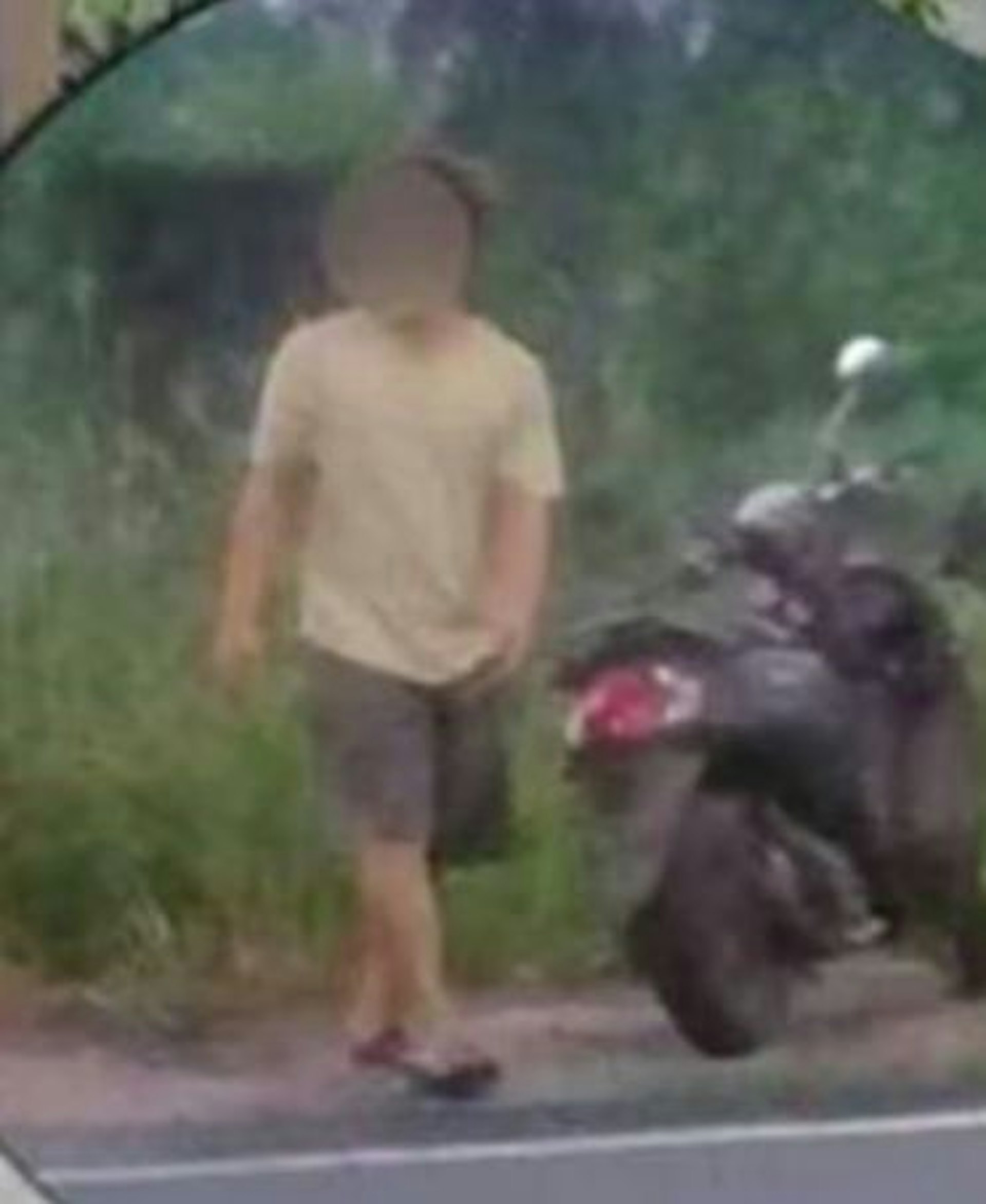 警方翻查闭路电视(CCTV),发现凶手骑电单车抛尸画面,循线索锁定女死者18岁男友。 (网上图片)