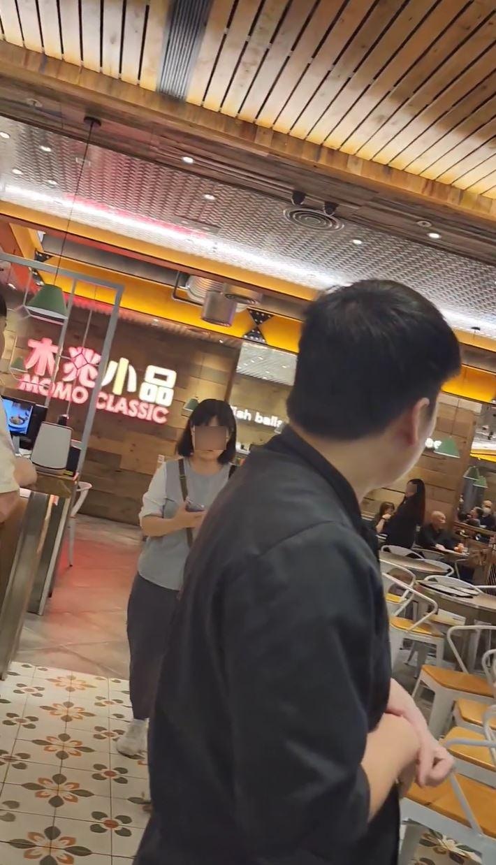 多名食客纷纷离开餐厅，免受波及。（facebook群组「反对北上消费 救救香港饮食业经济 大联盟」影片截图）