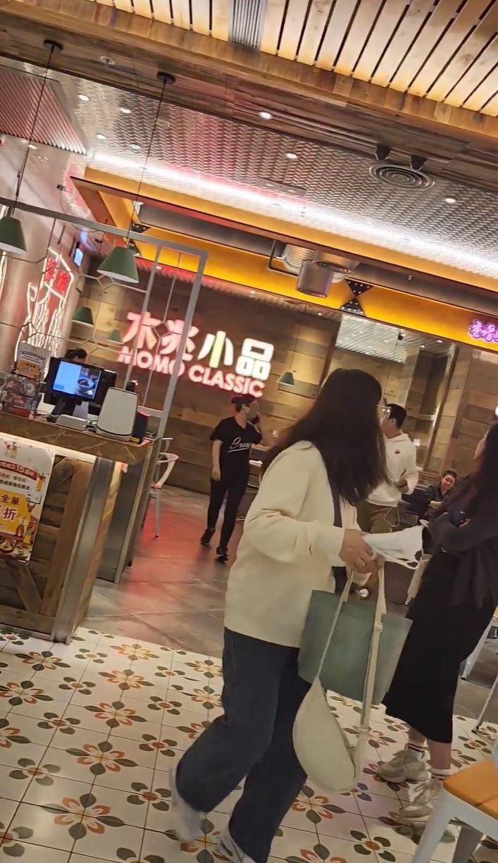 多名食客纷纷离开餐厅，免受波及。（facebook群组「反对北上消费 救救香港饮食业经济 大联盟」影片截图）